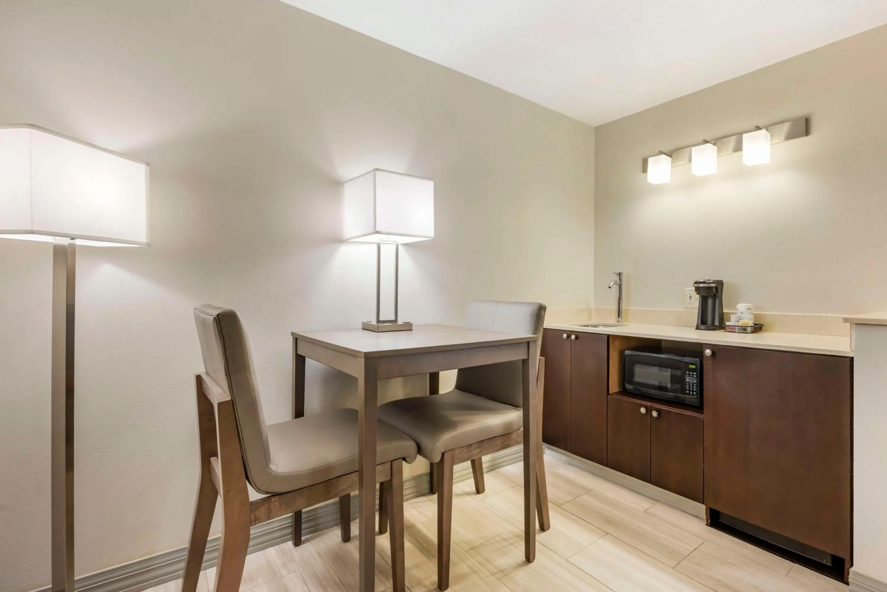 Bedroom in Best Western Plus Grand Manor Inn