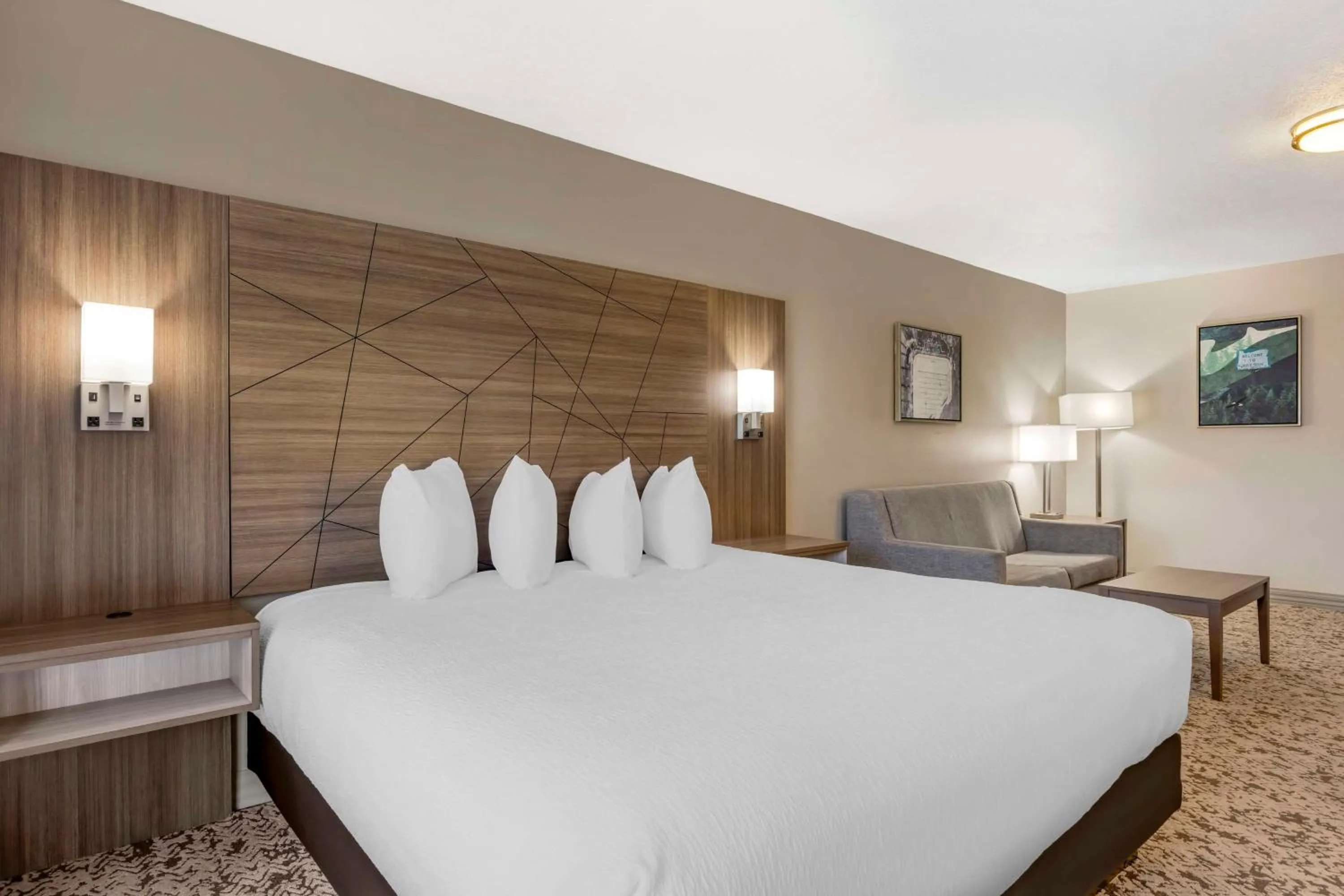 Bedroom, Bed in Best Western Plus Grand Manor Inn