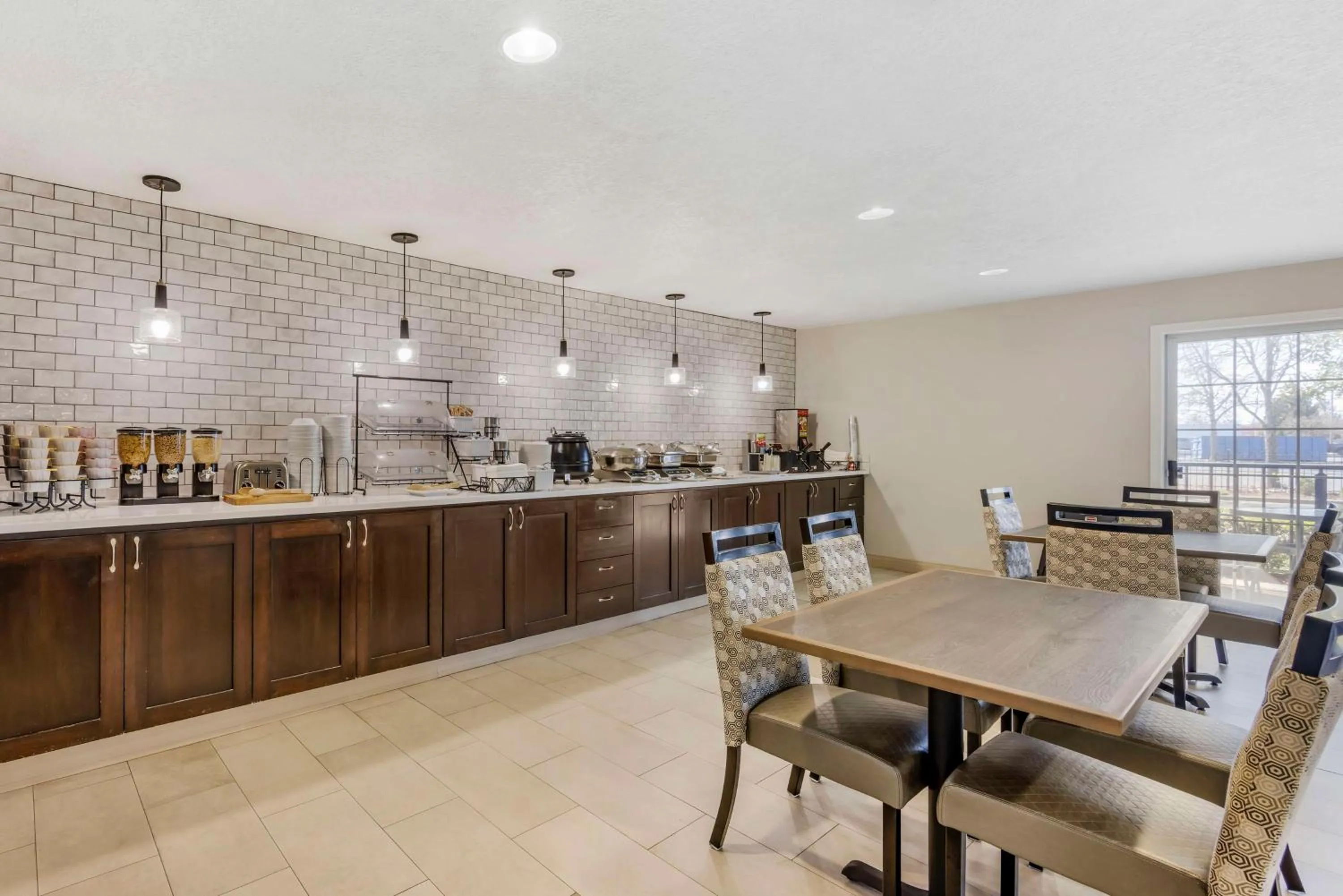 Breakfast in Best Western Plus Grand Manor Inn