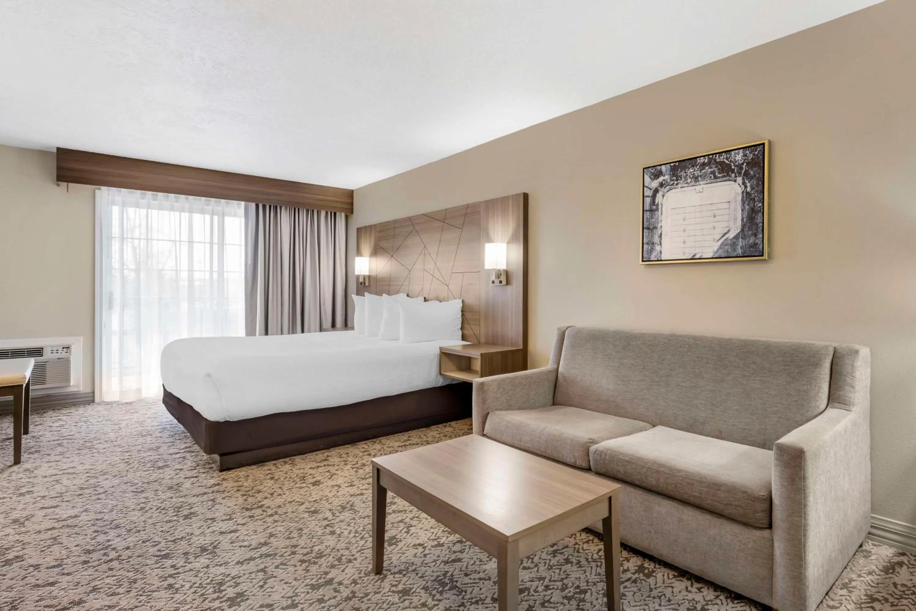 Bedroom, Bed in Best Western Plus Grand Manor Inn