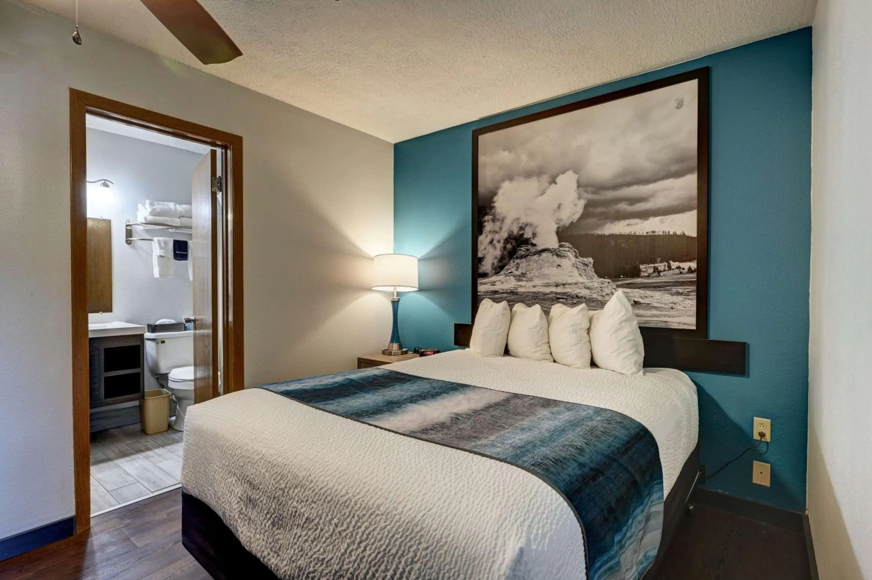 Photo of the whole room, Bed in Super 8 by Wyndham Gardiner/Yellowstone Park Area