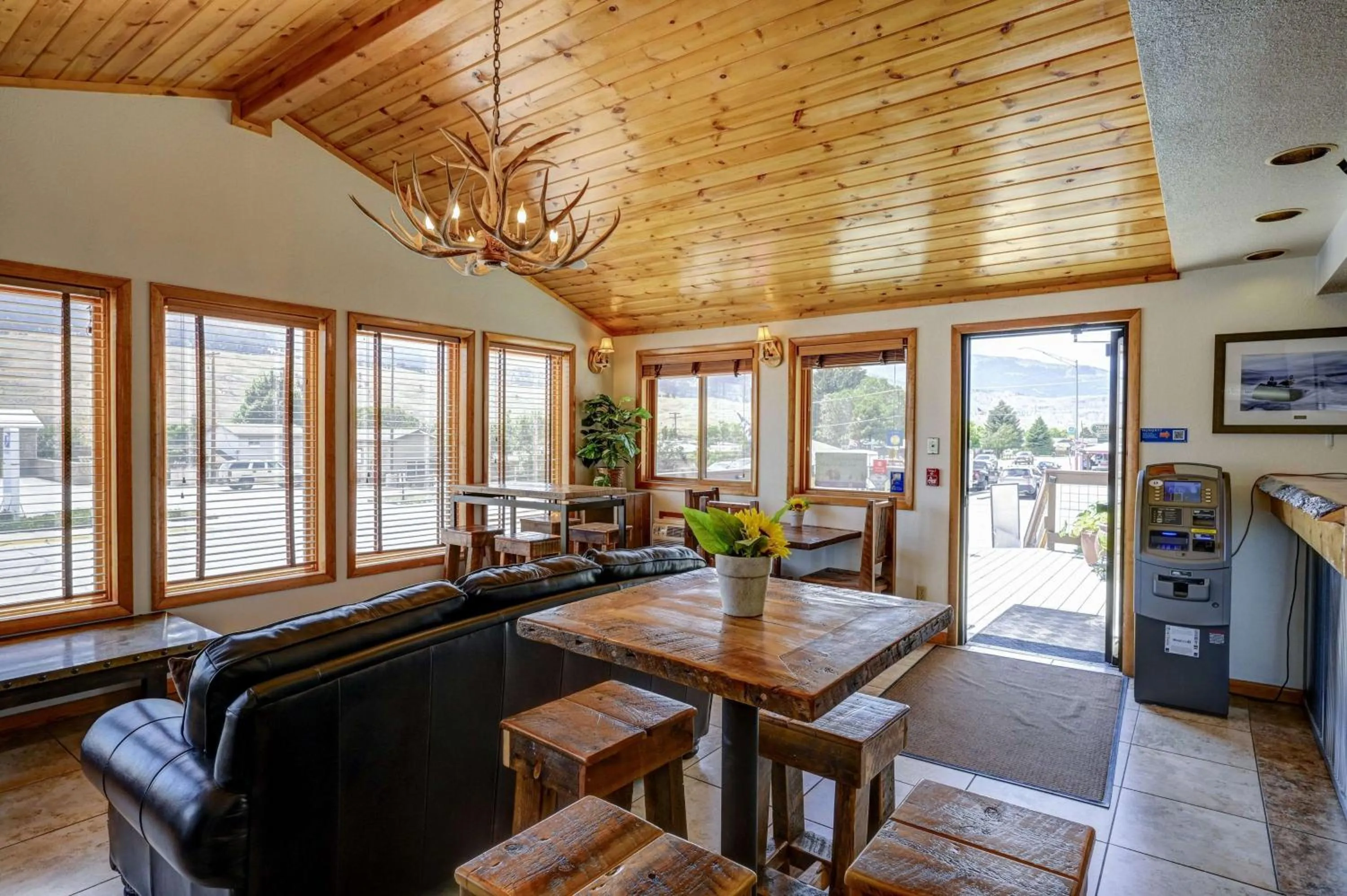 Lobby or reception in Super 8 by Wyndham Gardiner/Yellowstone Park Area