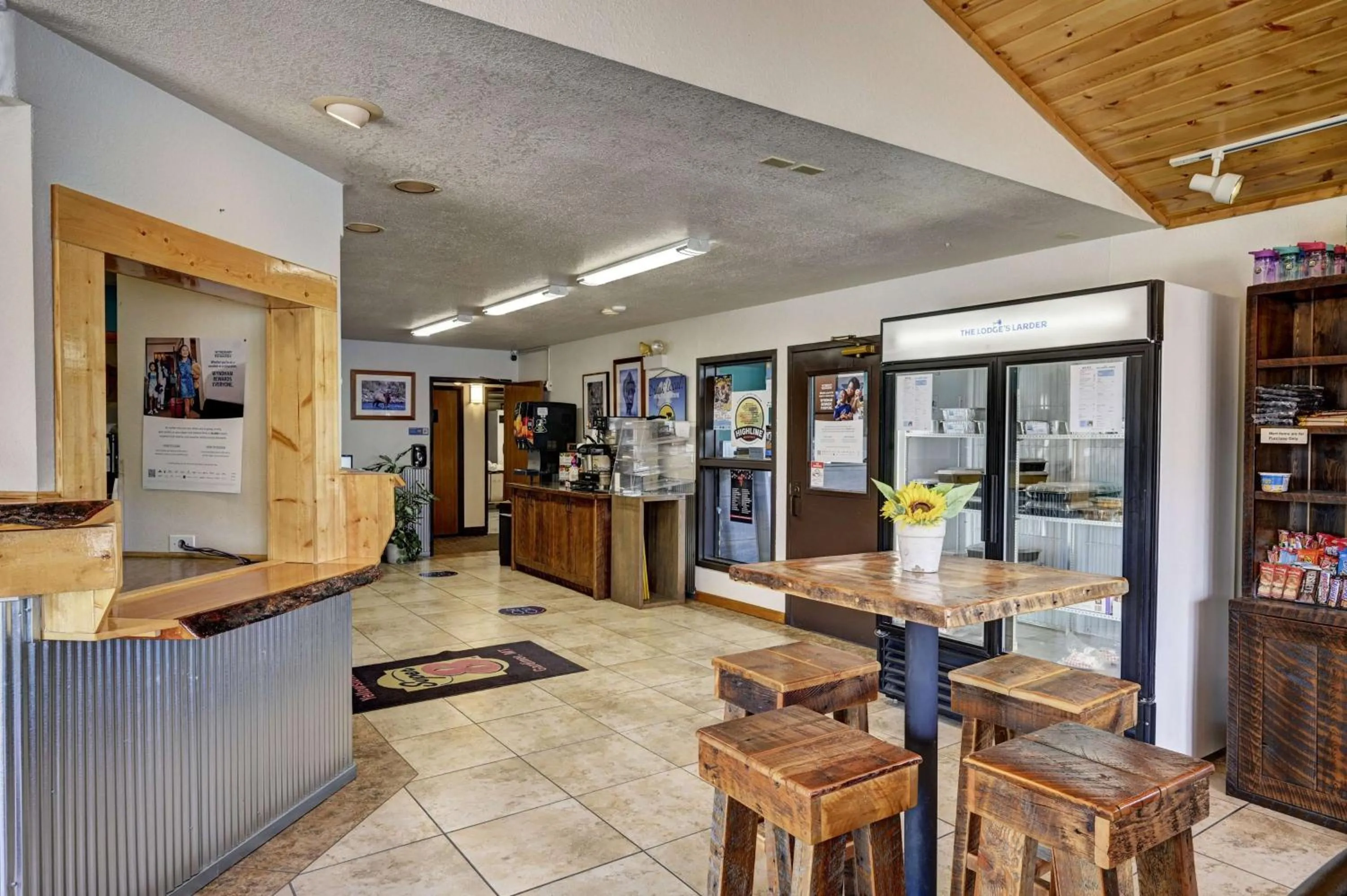 Lobby or reception in Super 8 by Wyndham Gardiner/Yellowstone Park Area