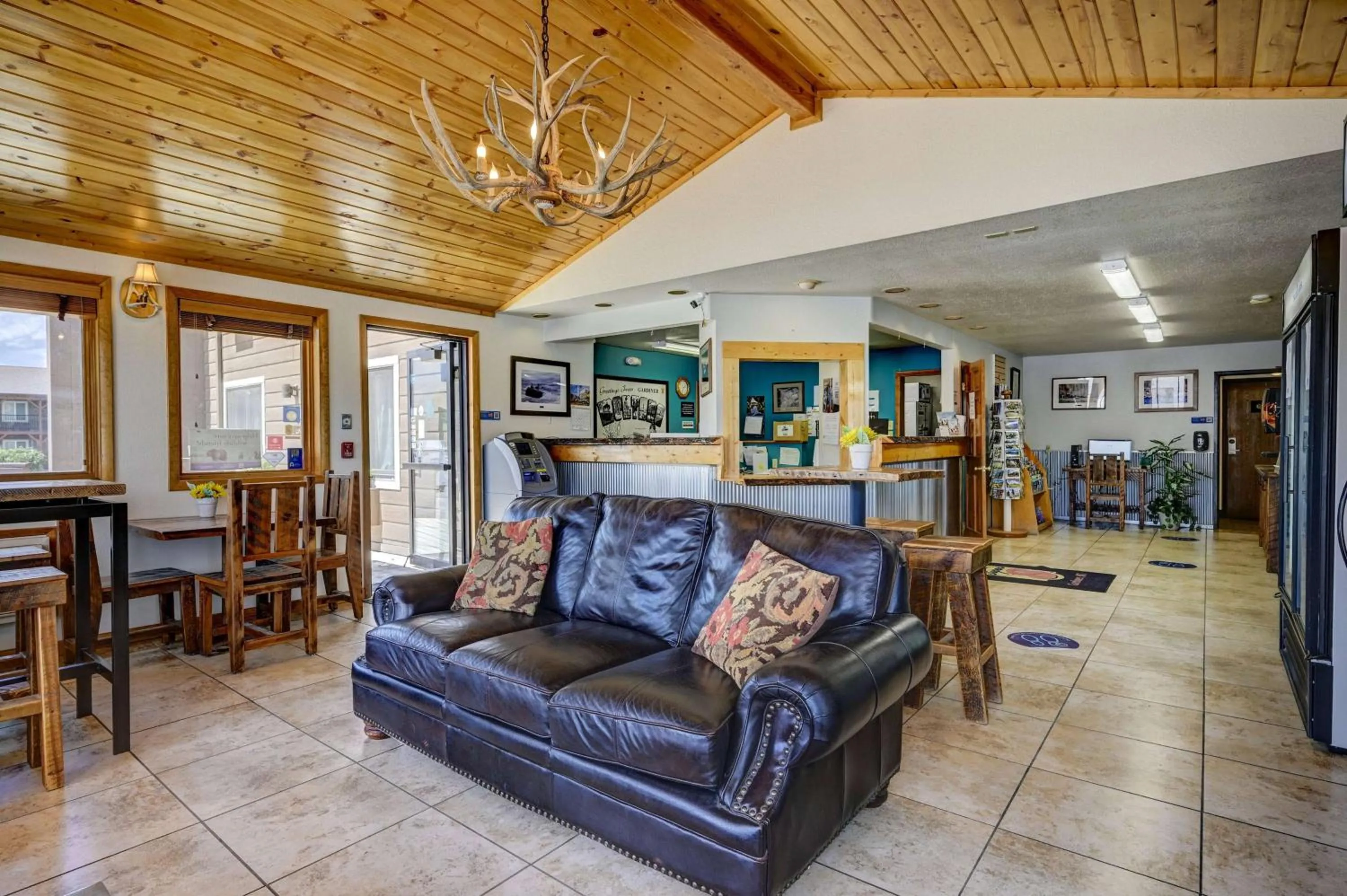 Lobby or reception in Super 8 by Wyndham Gardiner/Yellowstone Park Area