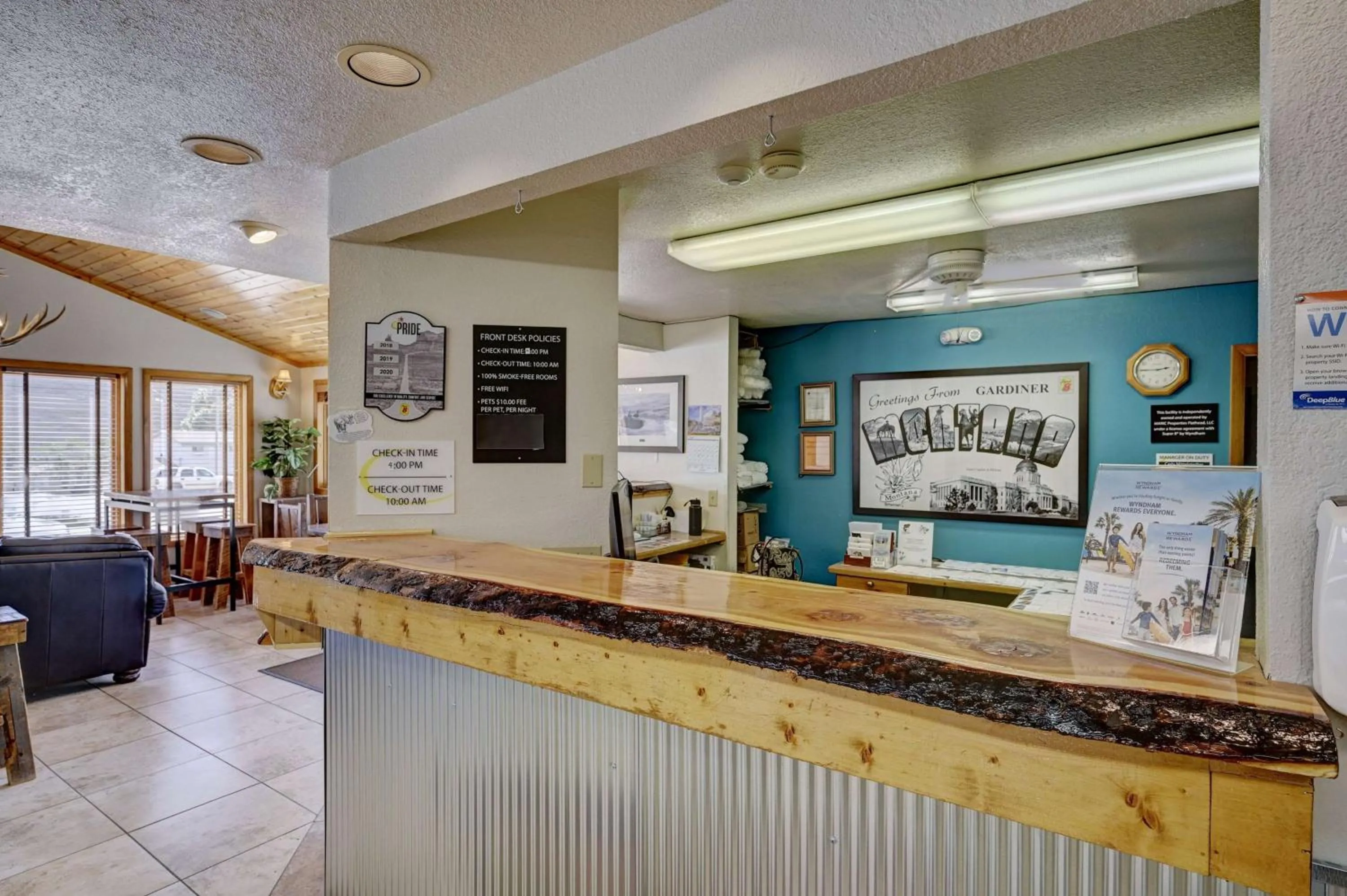 Lobby or reception in Super 8 by Wyndham Gardiner/Yellowstone Park Area