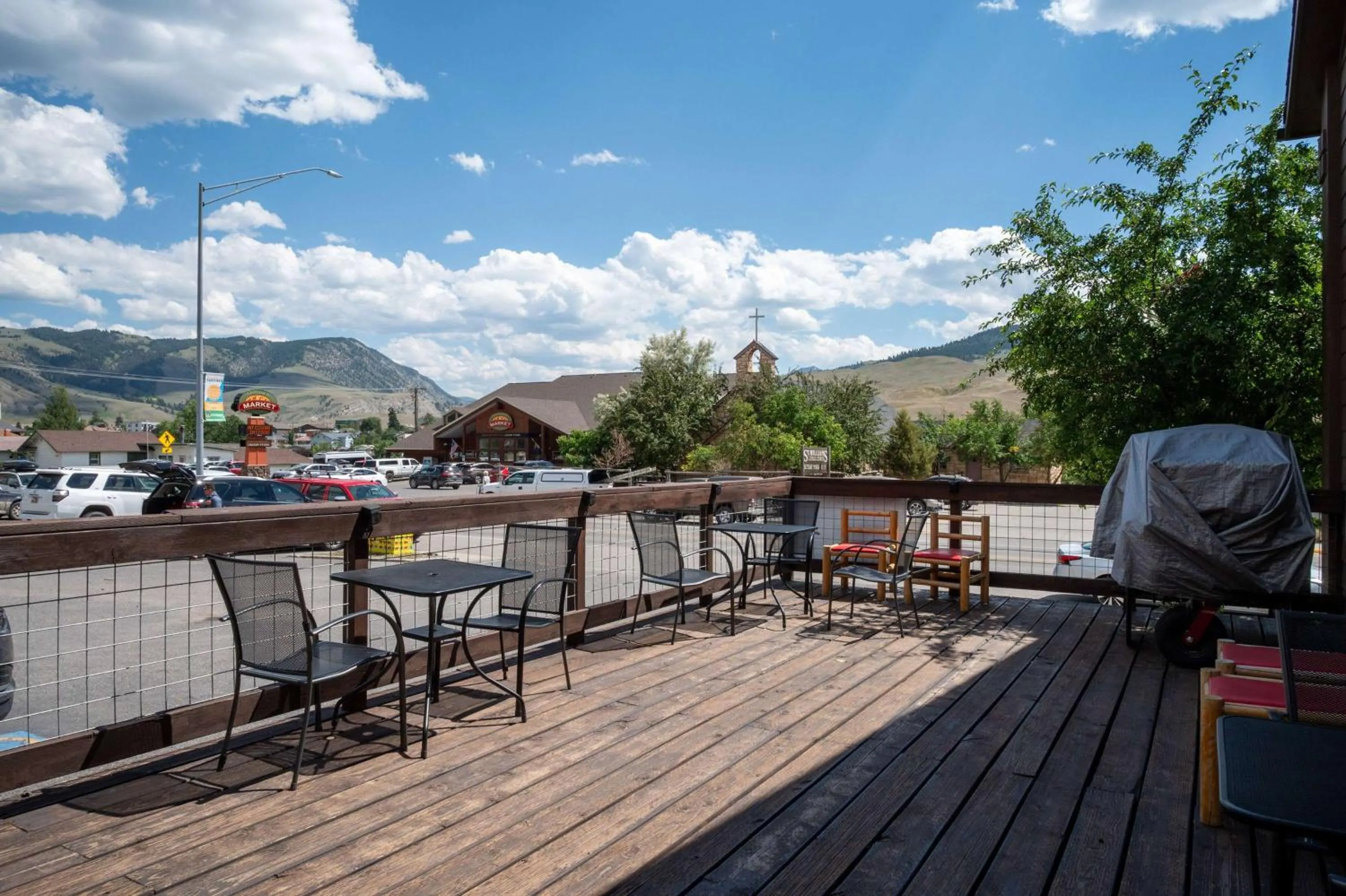 Property building in Super 8 by Wyndham Gardiner/Yellowstone Park Area