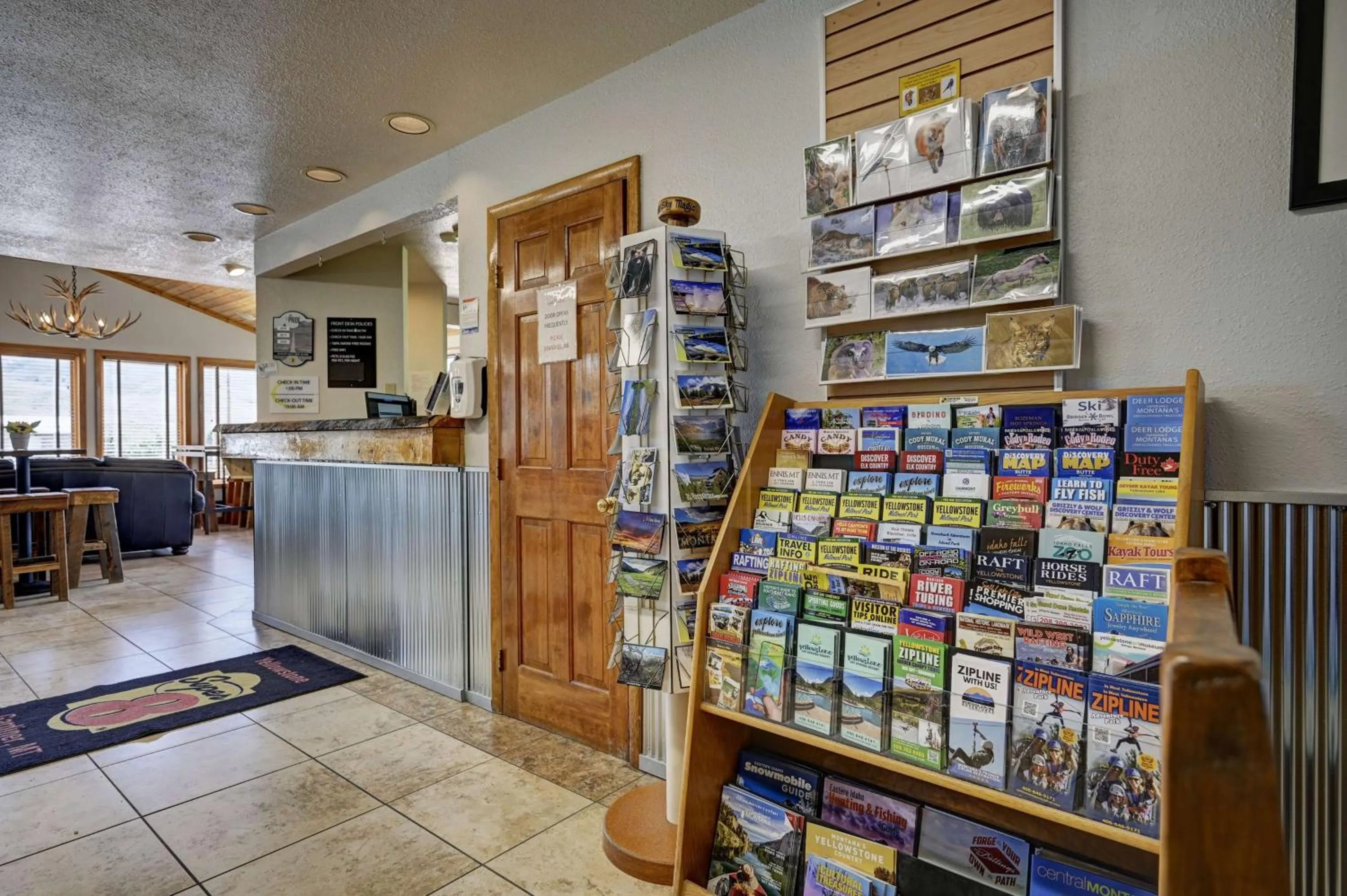 Lobby or reception in Super 8 by Wyndham Gardiner/Yellowstone Park Area