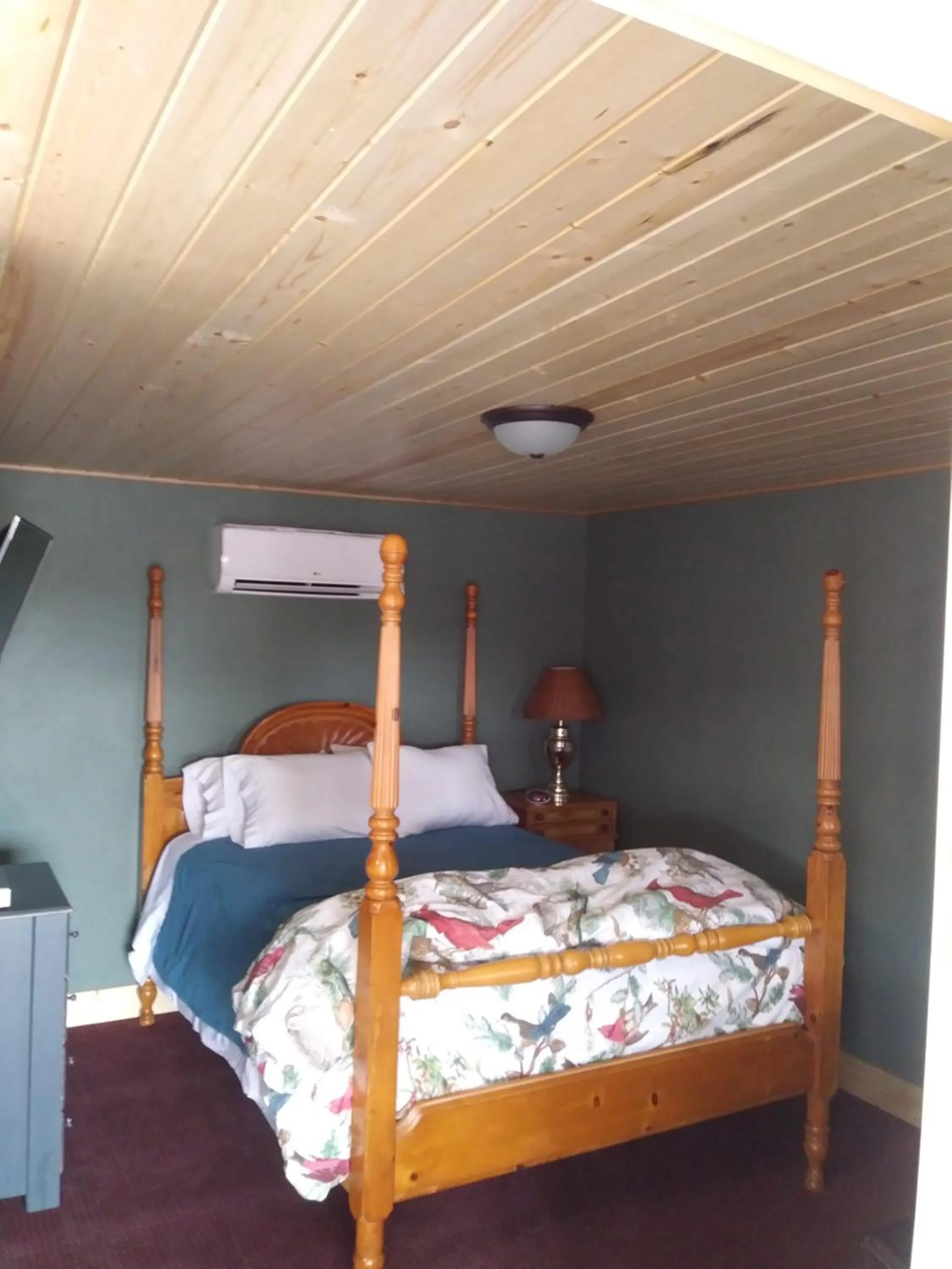 Bed in Big Horn Motel