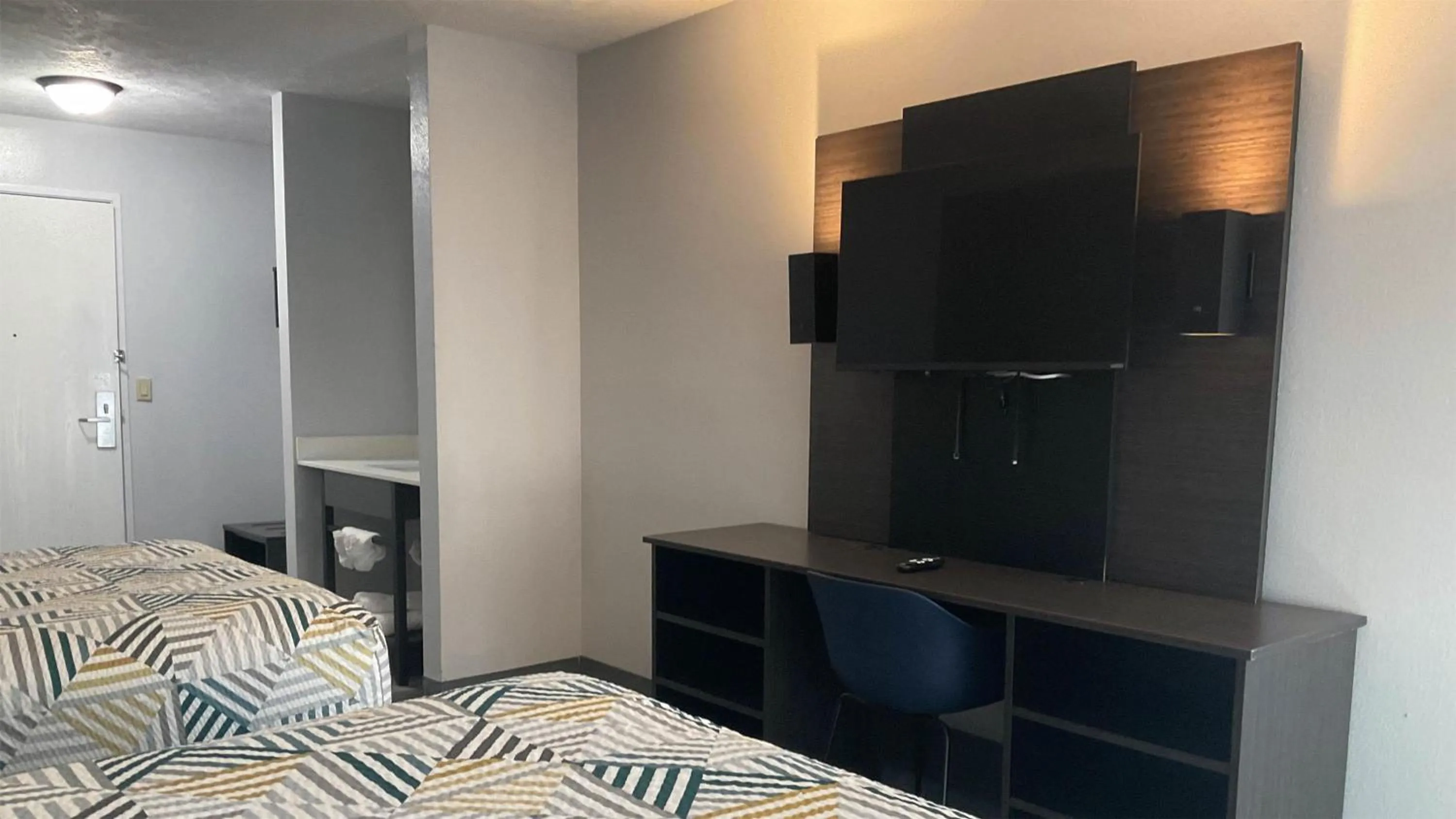 Bedroom, Bed in Motel 6 Omaha - IAT West