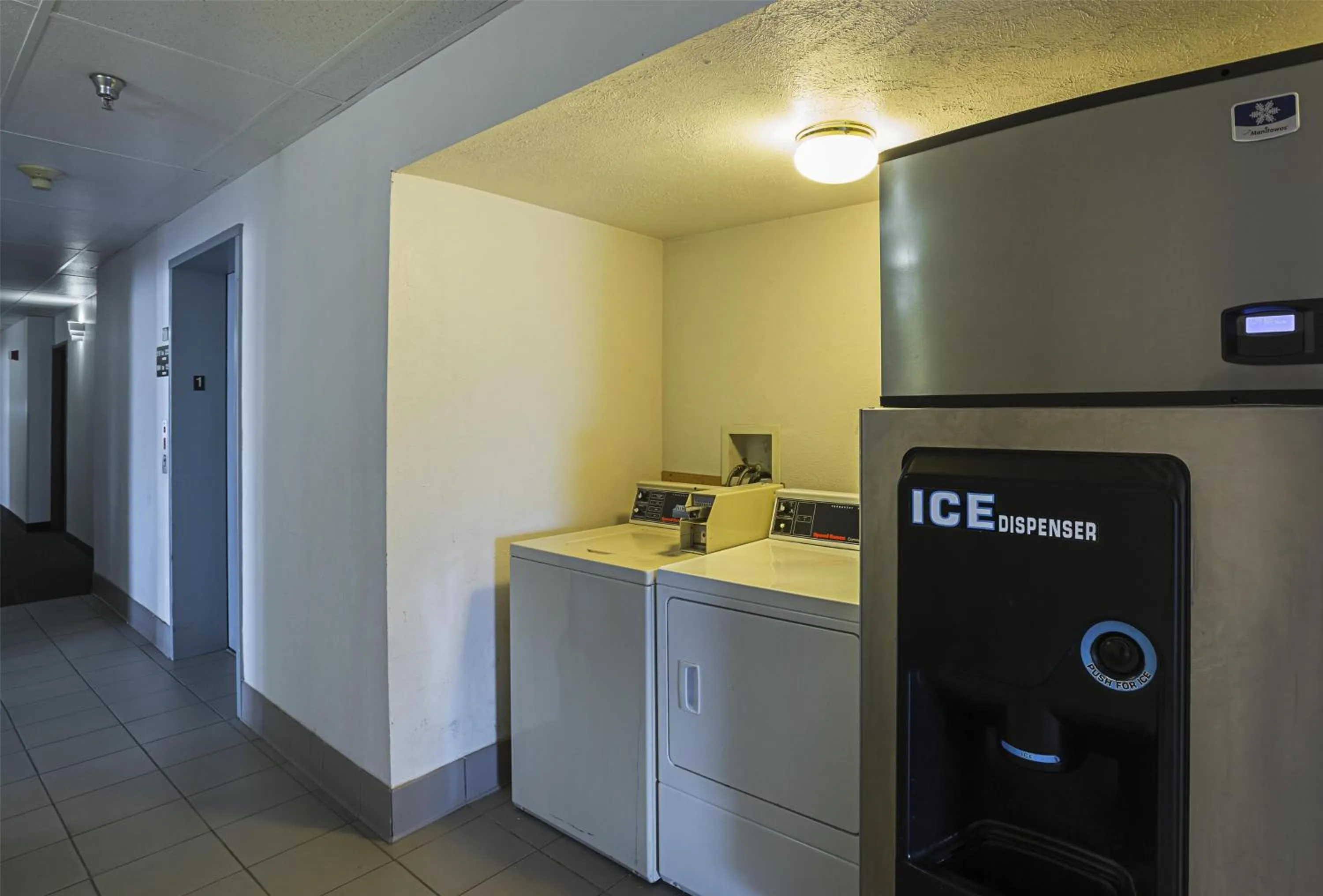 Property building in Motel 6 Omaha - IAT West