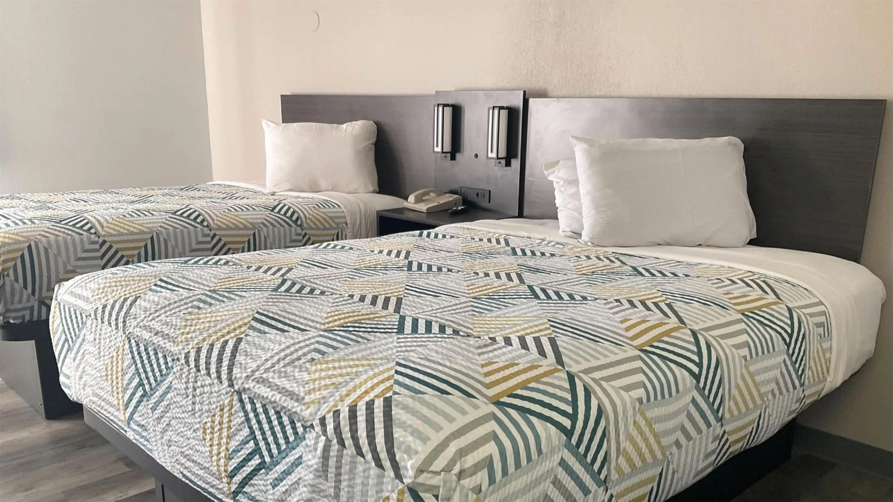 Bedroom, Bed in Motel 6 Omaha - IAT West