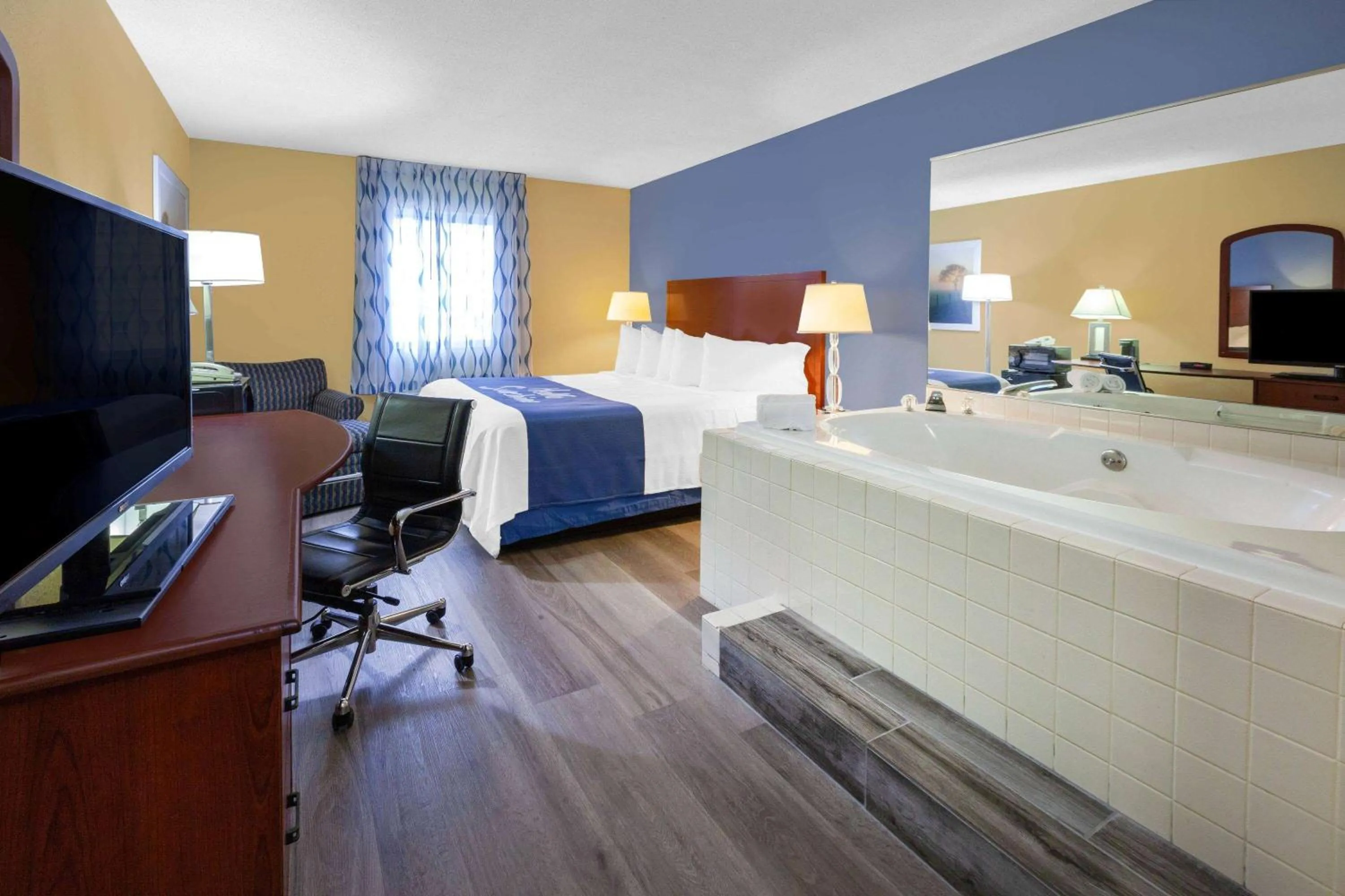 Photo of the whole room, Bed in Days Inn by Wyndham Milan Sandusky South