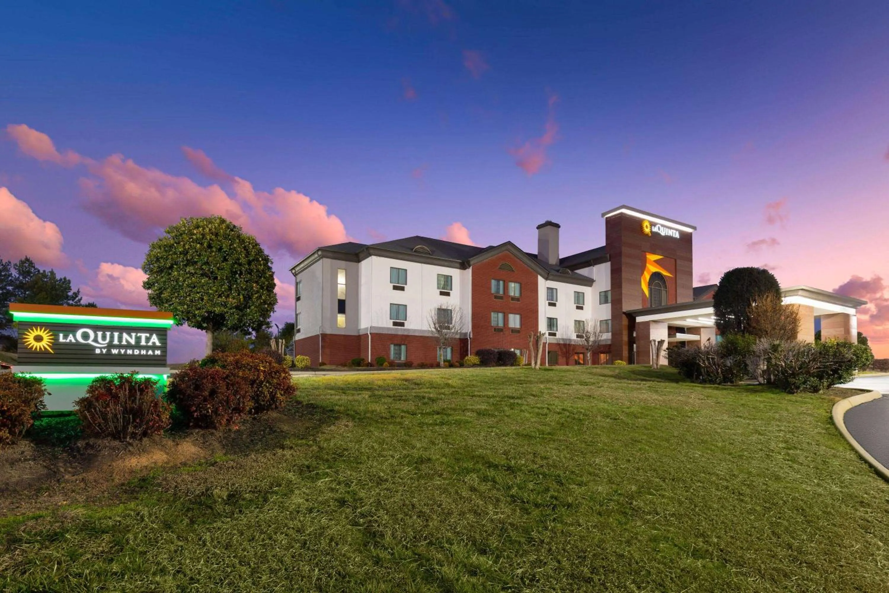 Property building in La Quinta by Wyndham Loudon