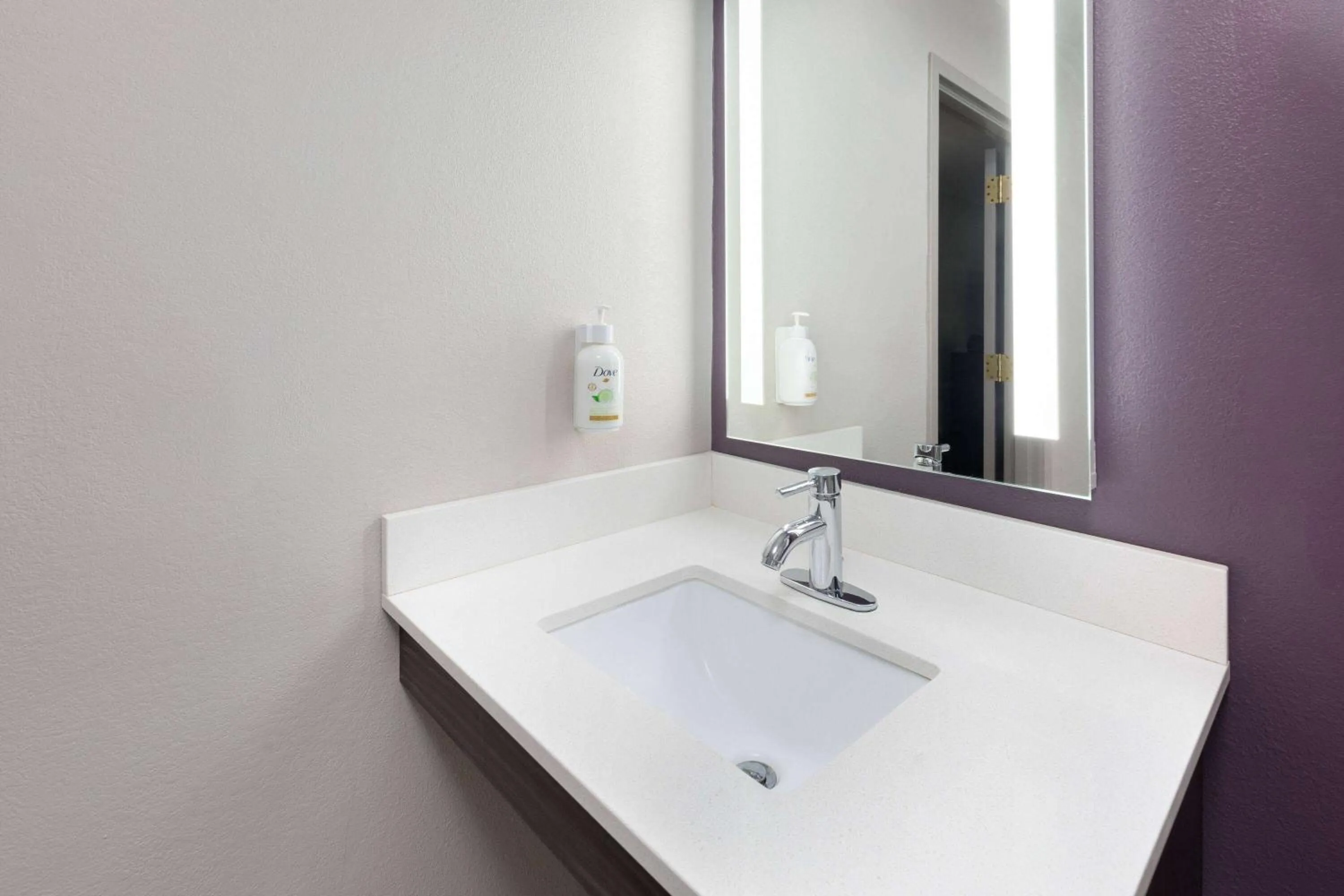 Bathroom in La Quinta by Wyndham Loudon