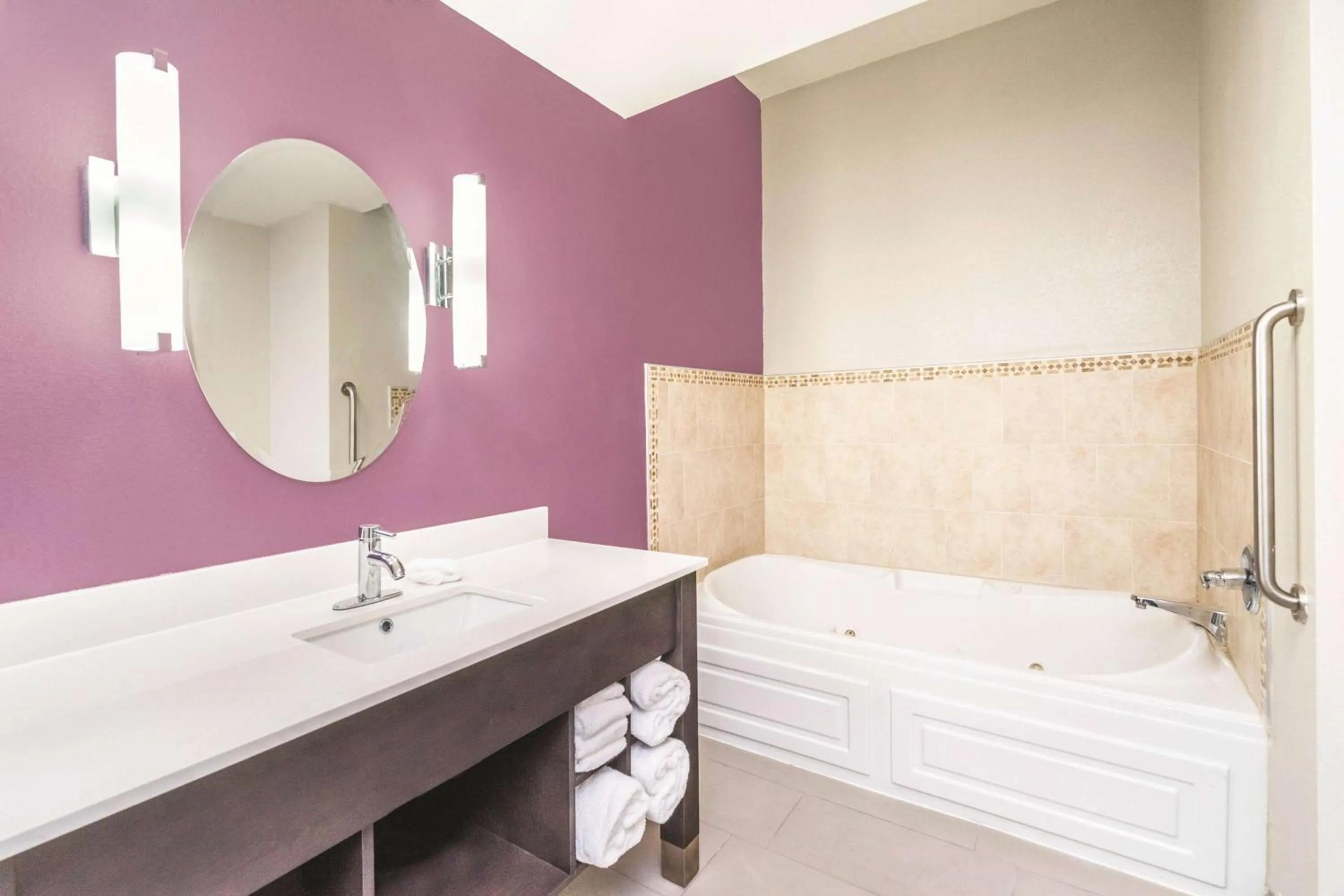 Bathroom, Bed in La Quinta by Wyndham Loudon