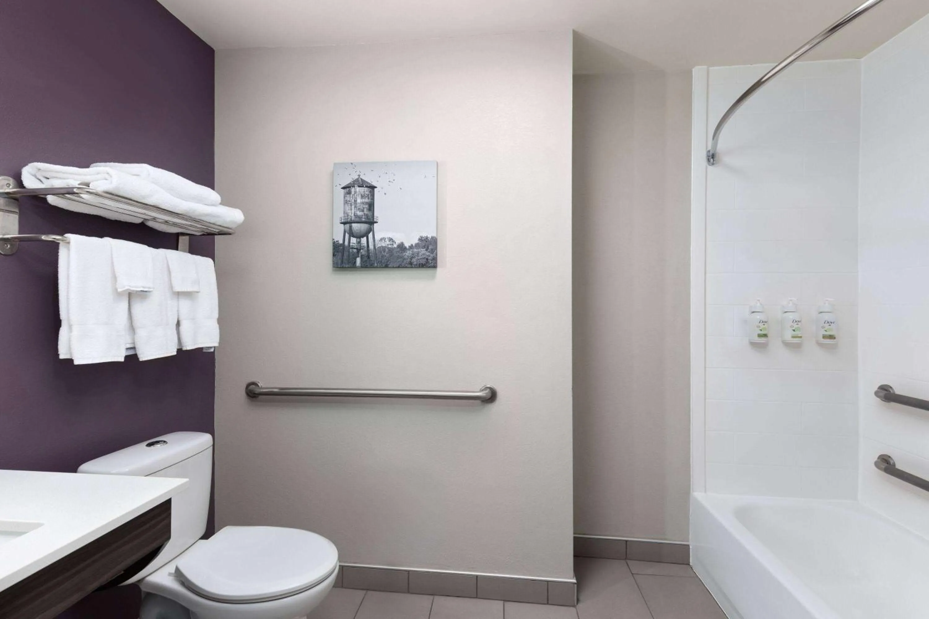 Bathroom in La Quinta by Wyndham Loudon