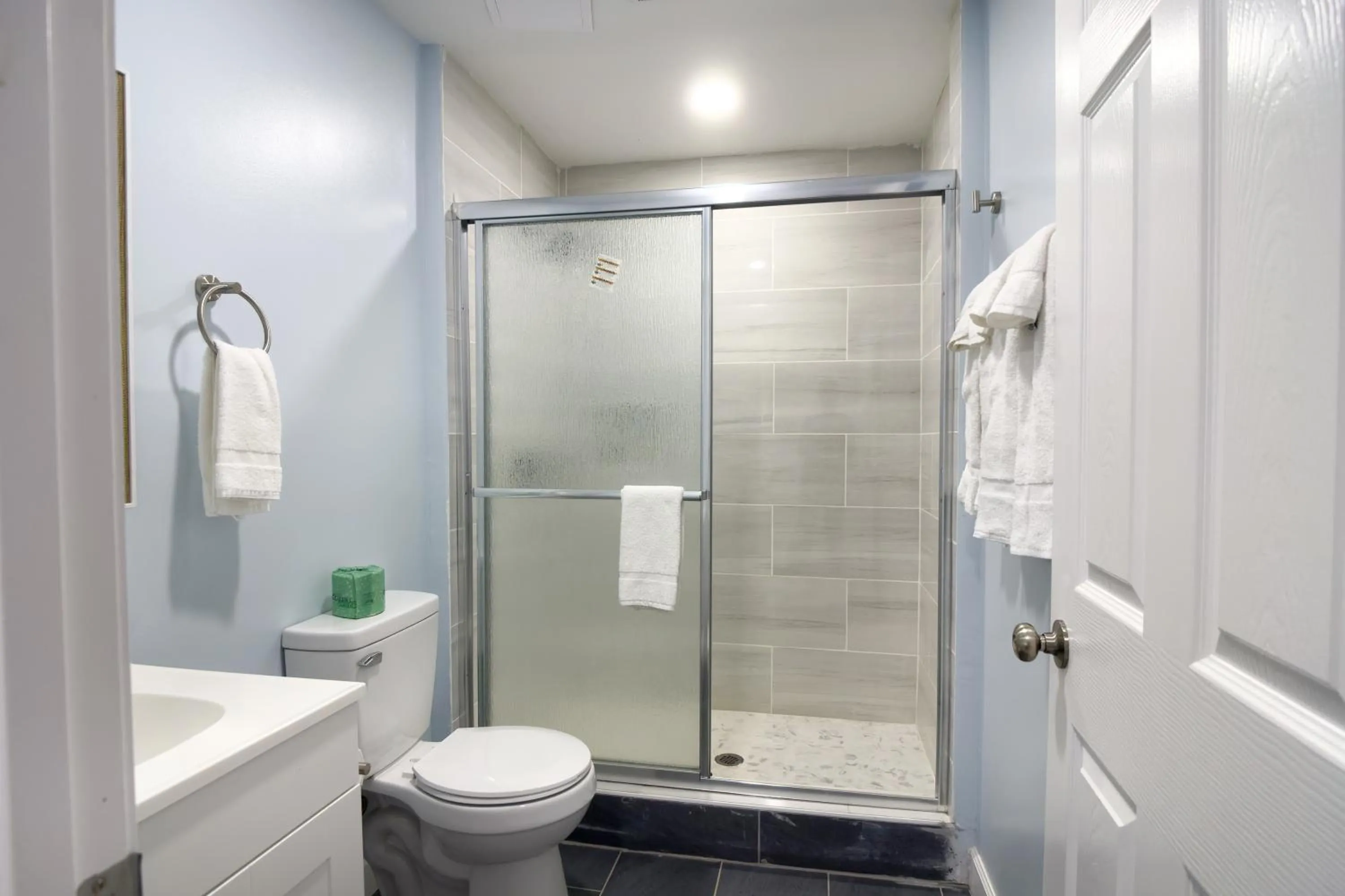 Bathroom in Imperial Inn by OYO Tazewell