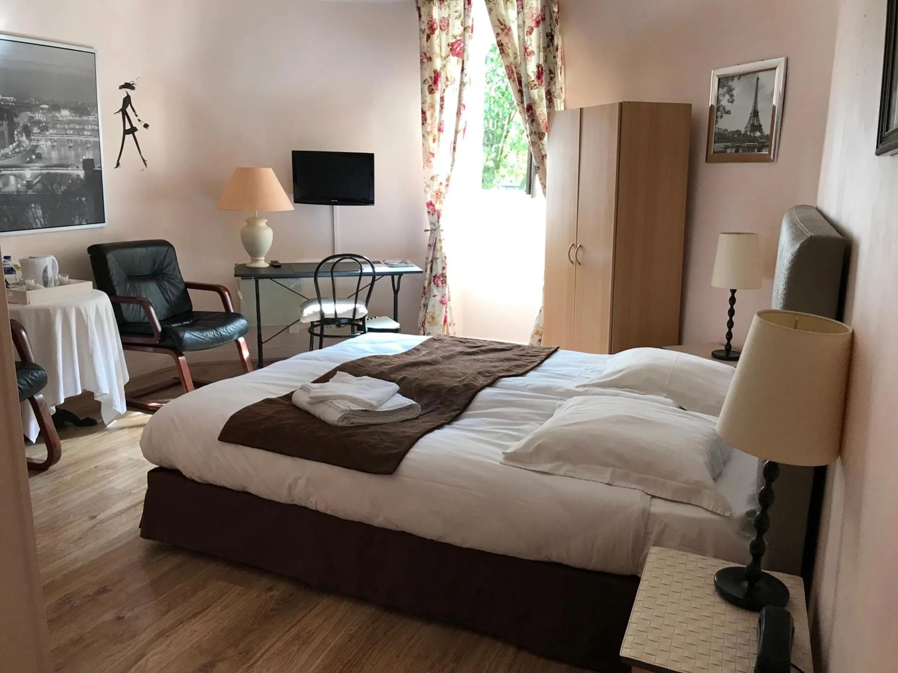 Bed in Hôtel de Paris Restaurant BISTRONOMY