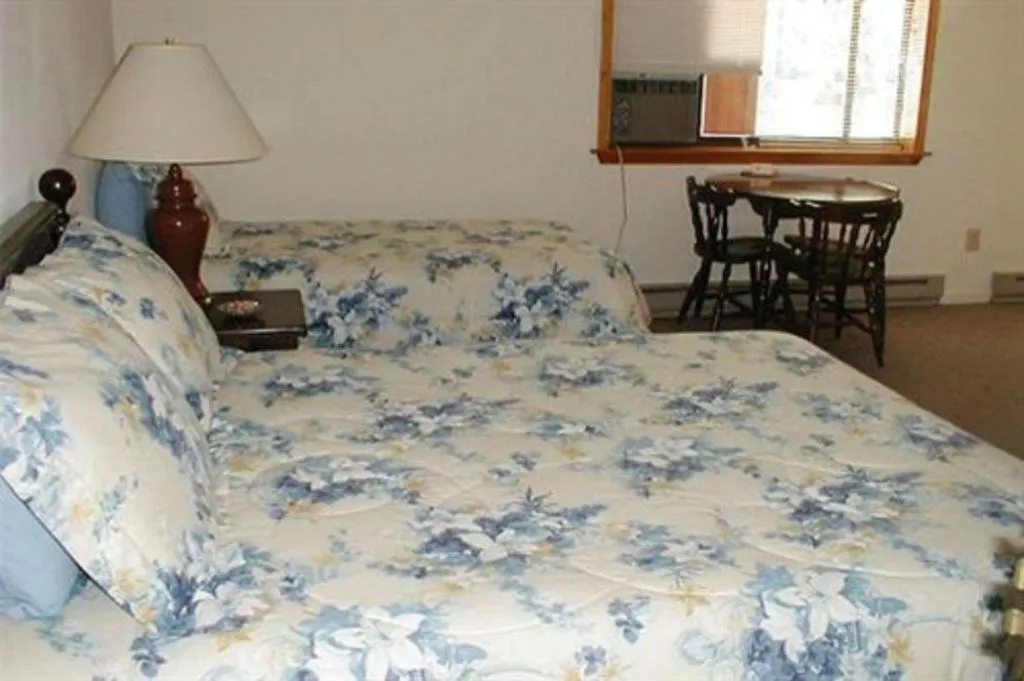 Bedroom, Bed in Jenny's Country Manor