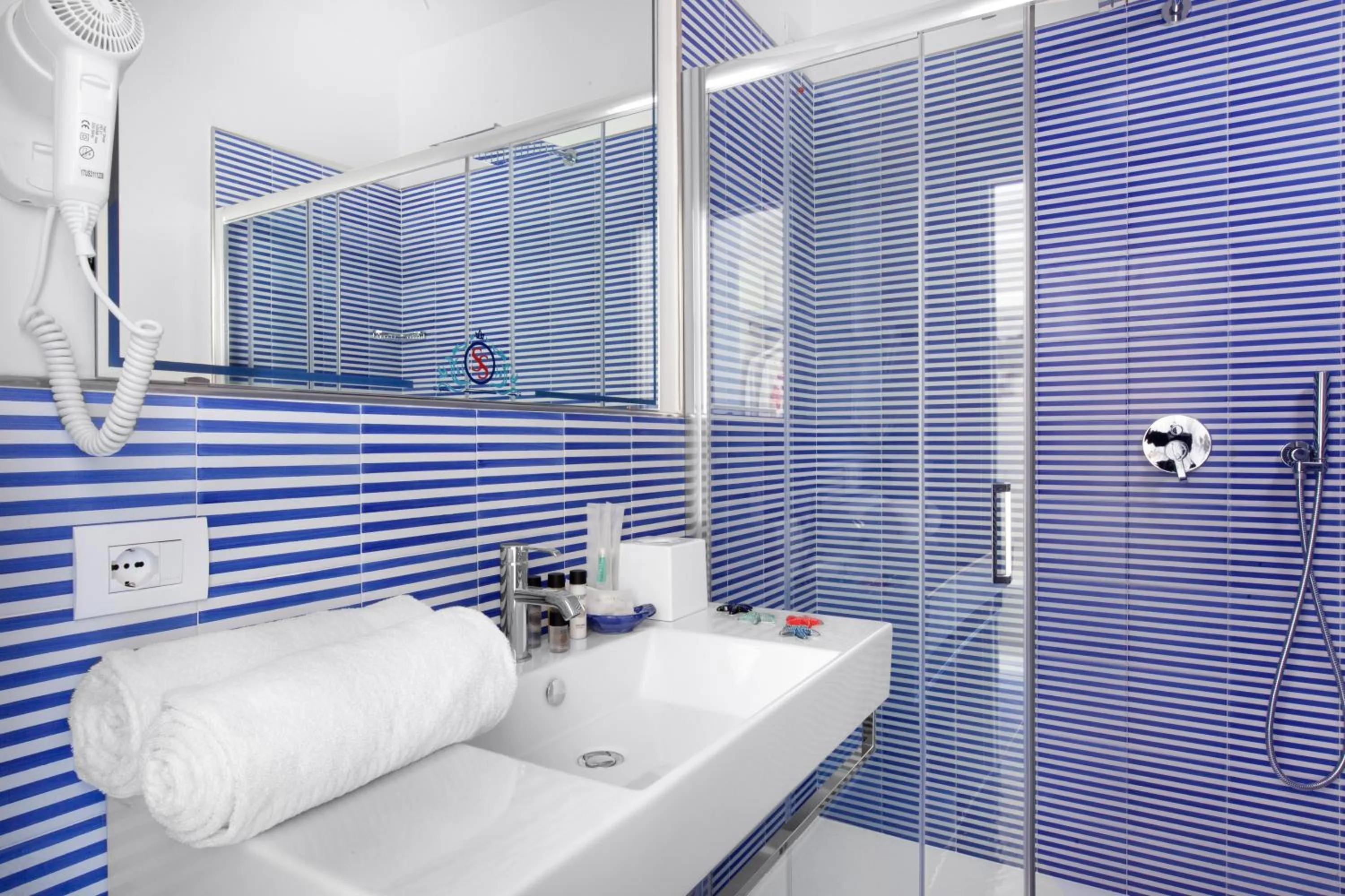 Shower in YourHome - Sersale Suites