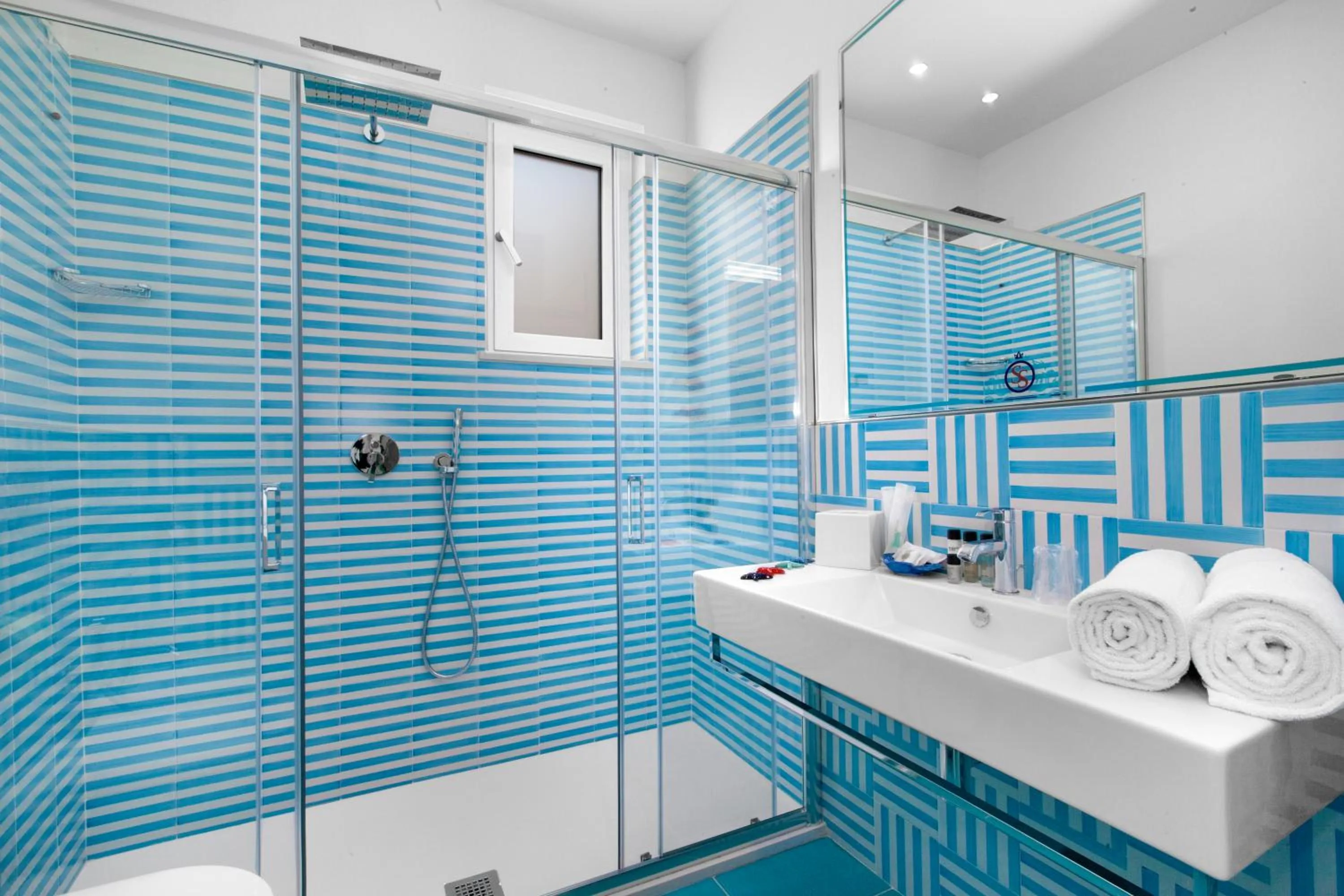 Shower in YourHome - Sersale Suites