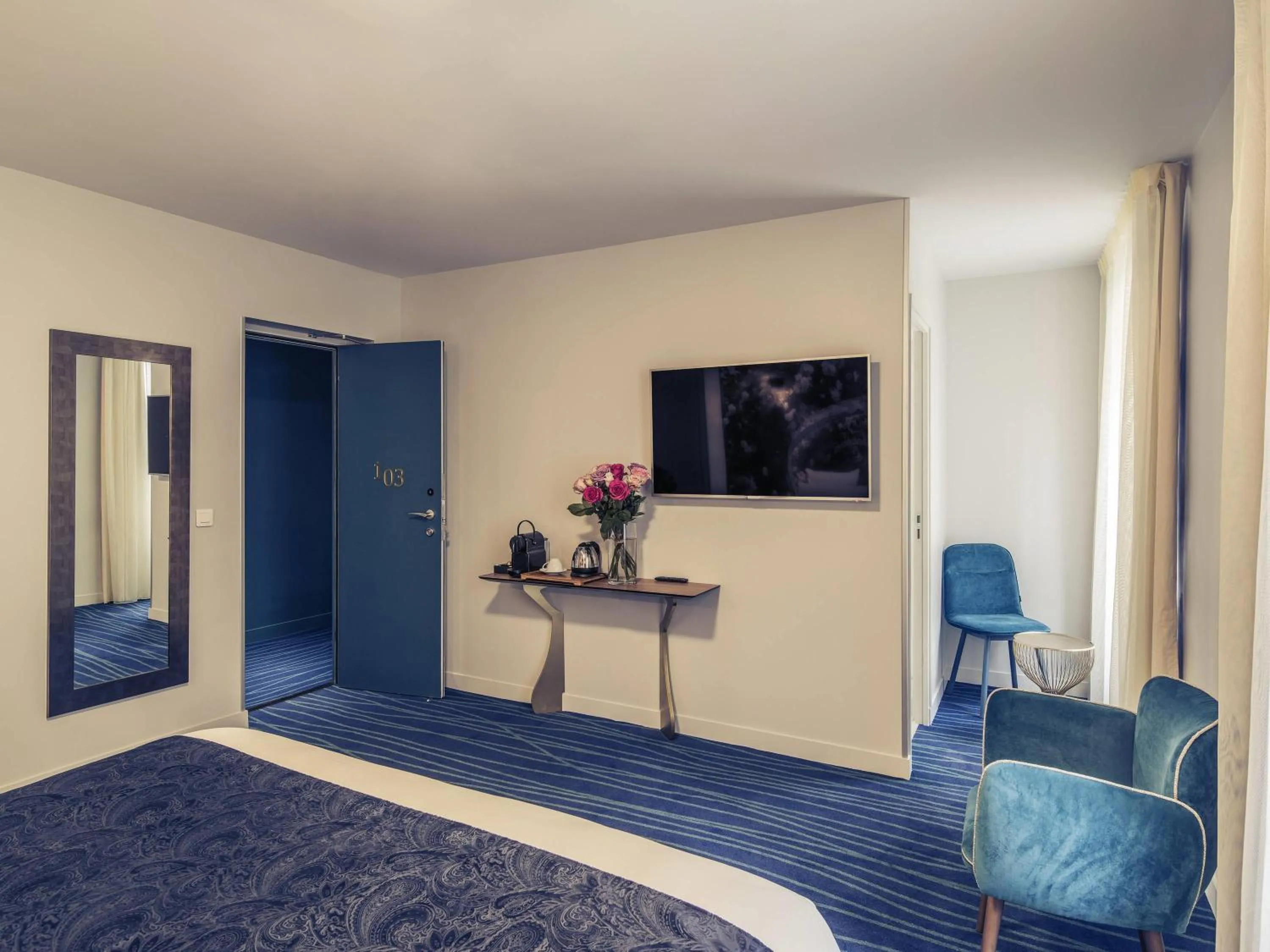 Bedroom, Bed in Hôtel Mercure Paris Suresnes Longchamp