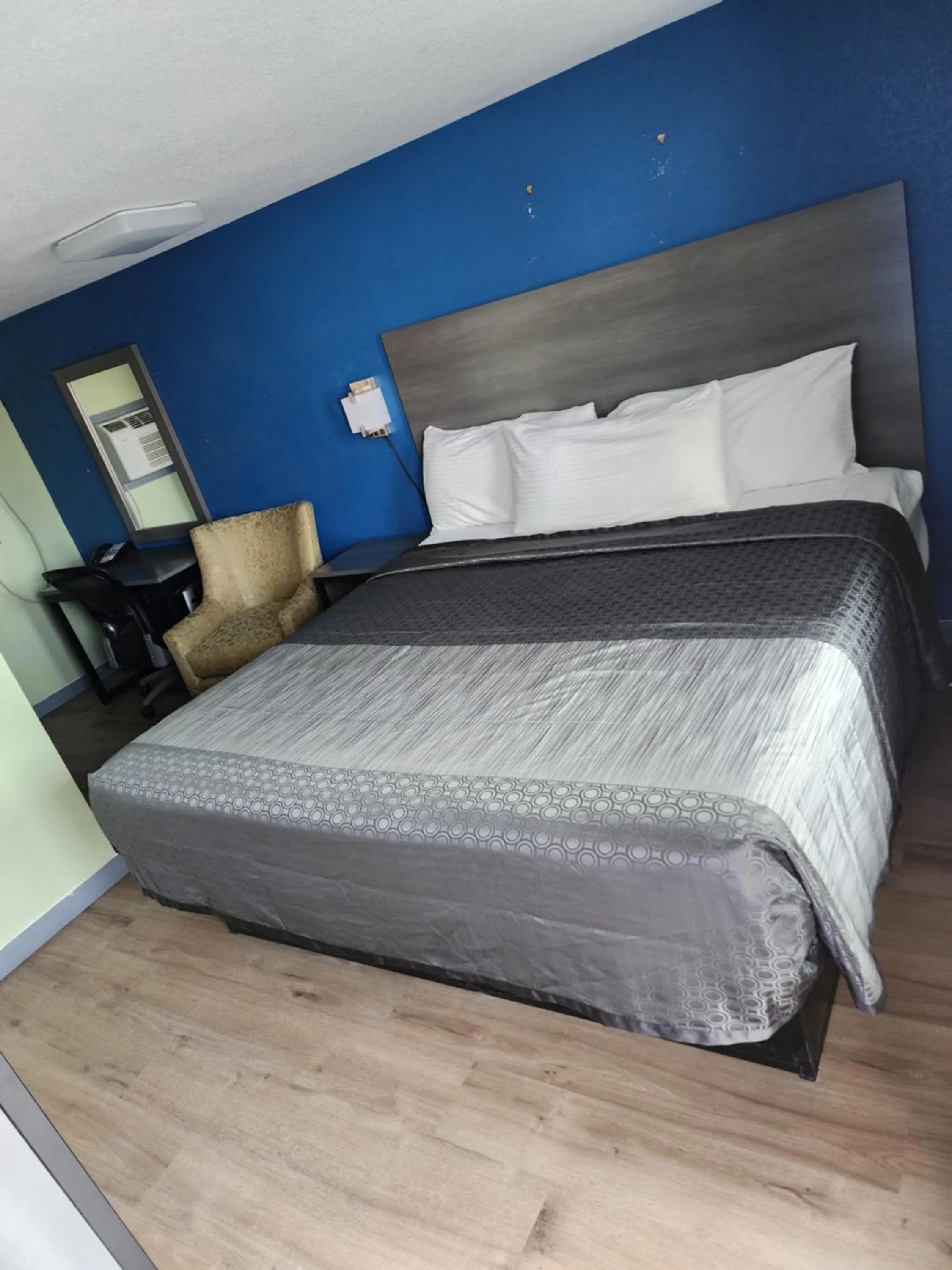 Photo of the whole room, Bed in Plaza Motel