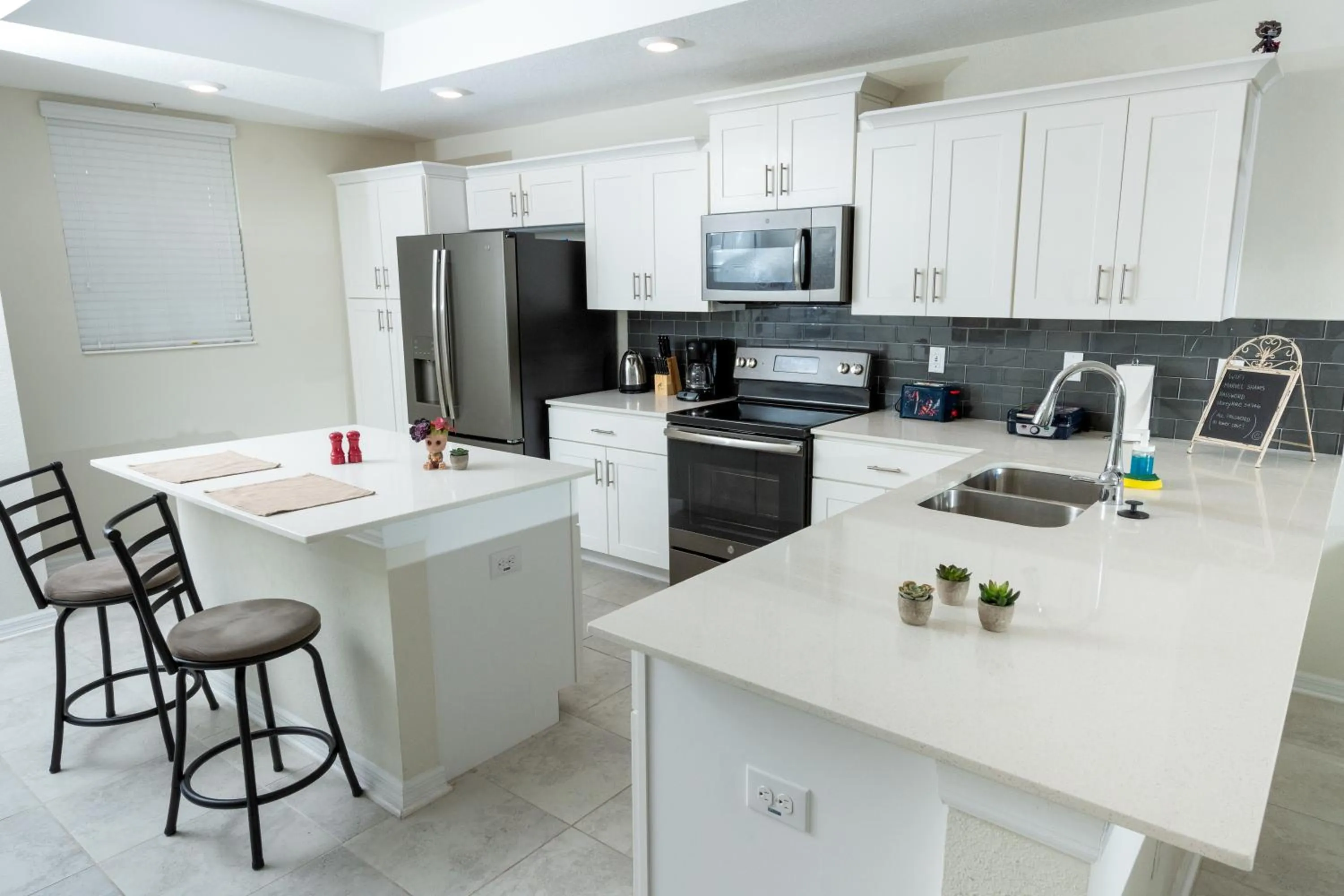 H - New 2 Bedroom Condo - 5 Miles to Disney - Free Water Park