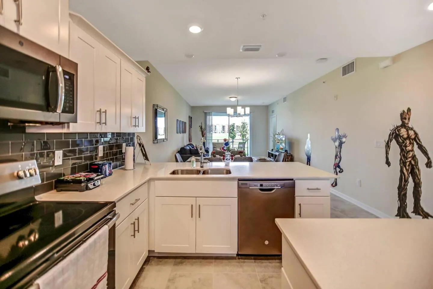 Kitchen or kitchenette in H - New 2 Bedroom Condo - 5 Miles to Disney - Free Water Park