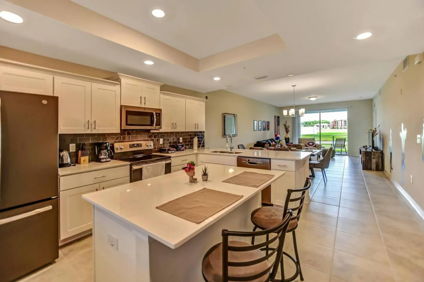 Kitchen or kitchenette in H - New 2 Bedroom Condo - 5 Miles to Disney - Free Water Park