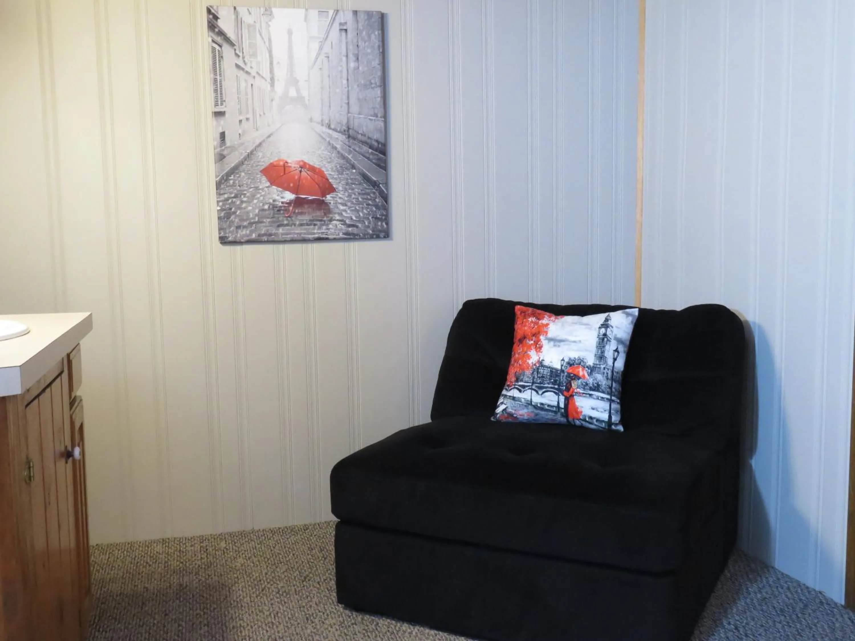 Seating area in Tall Pines Inn