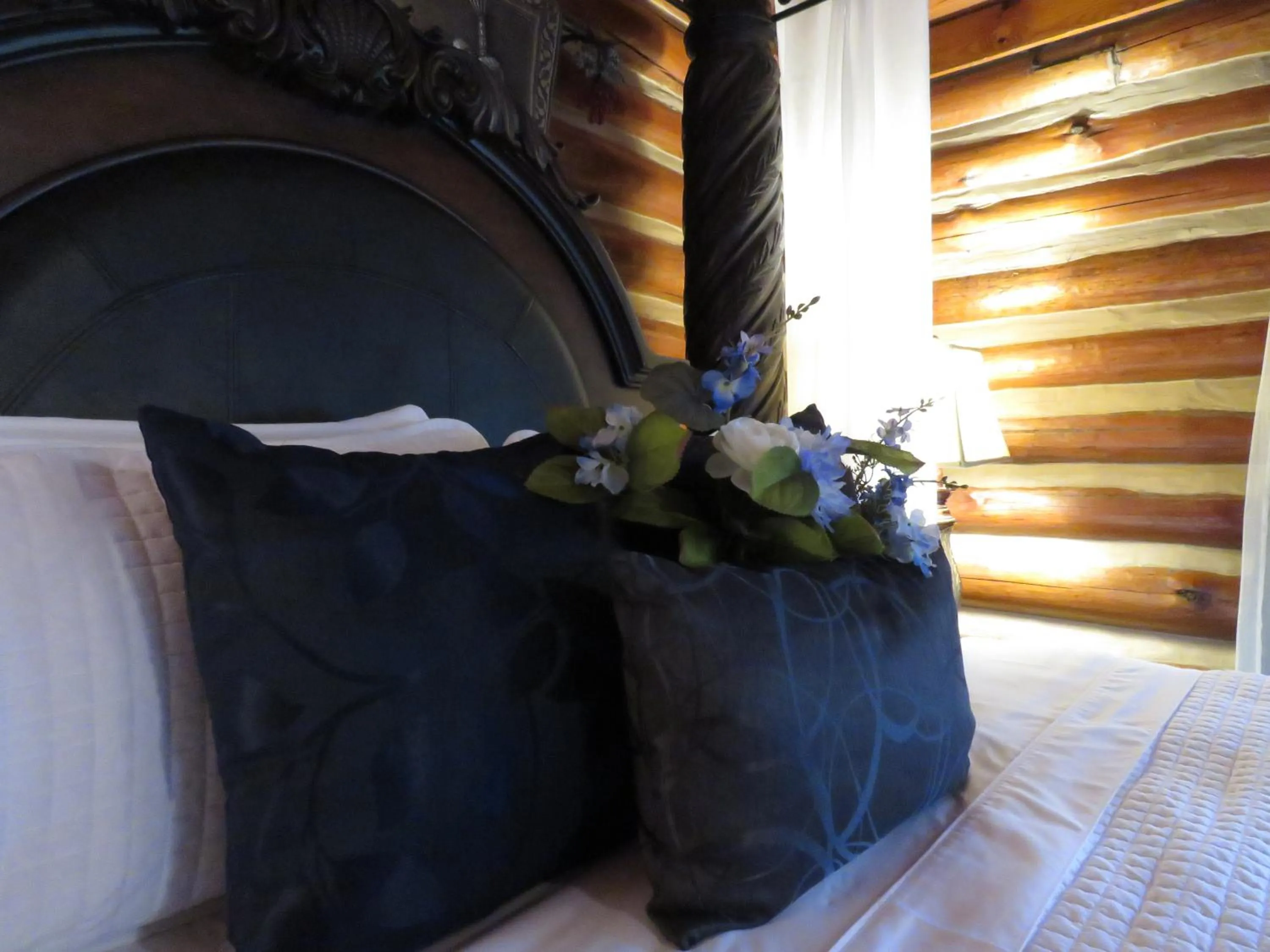 Decorative detail in Tall Pines Inn