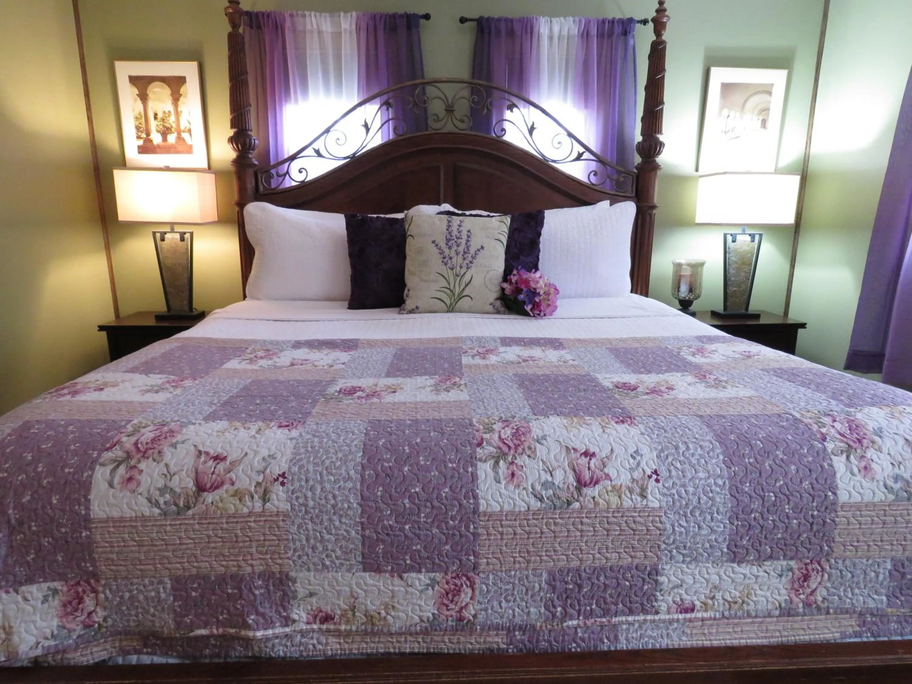 Bedroom in Tall Pines Inn