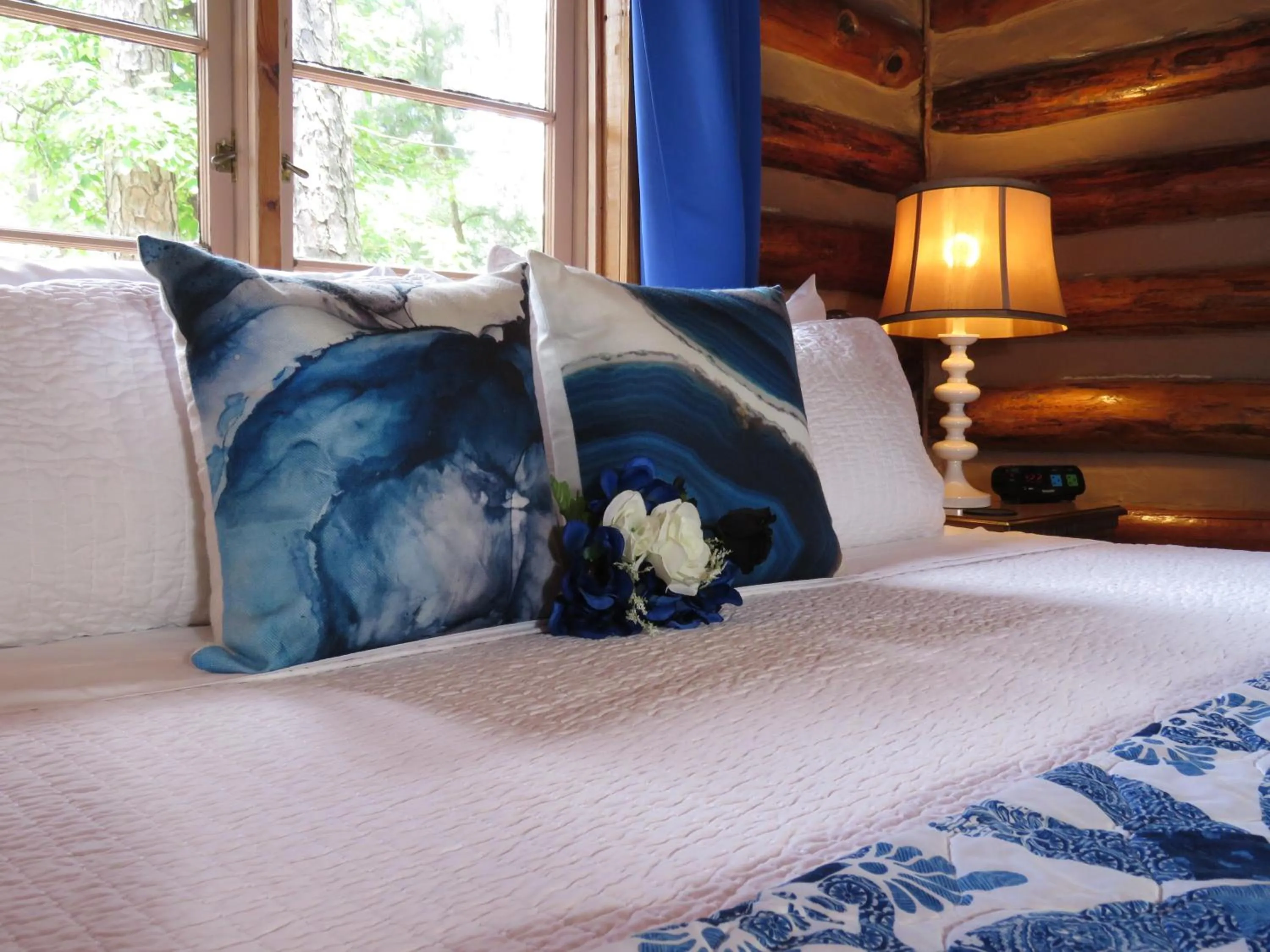 Decorative detail in Tall Pines Inn