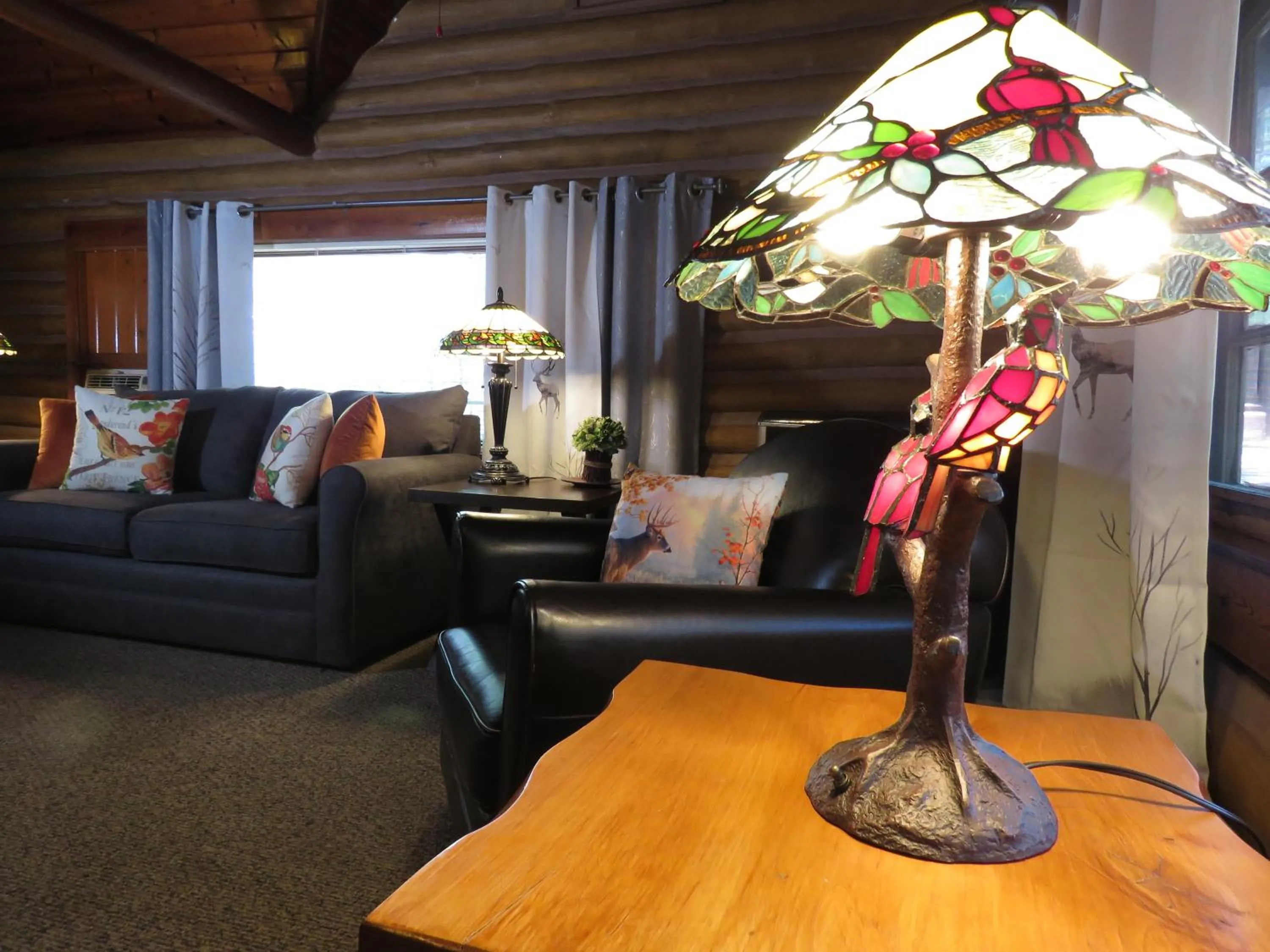 Decorative detail in Tall Pines Inn