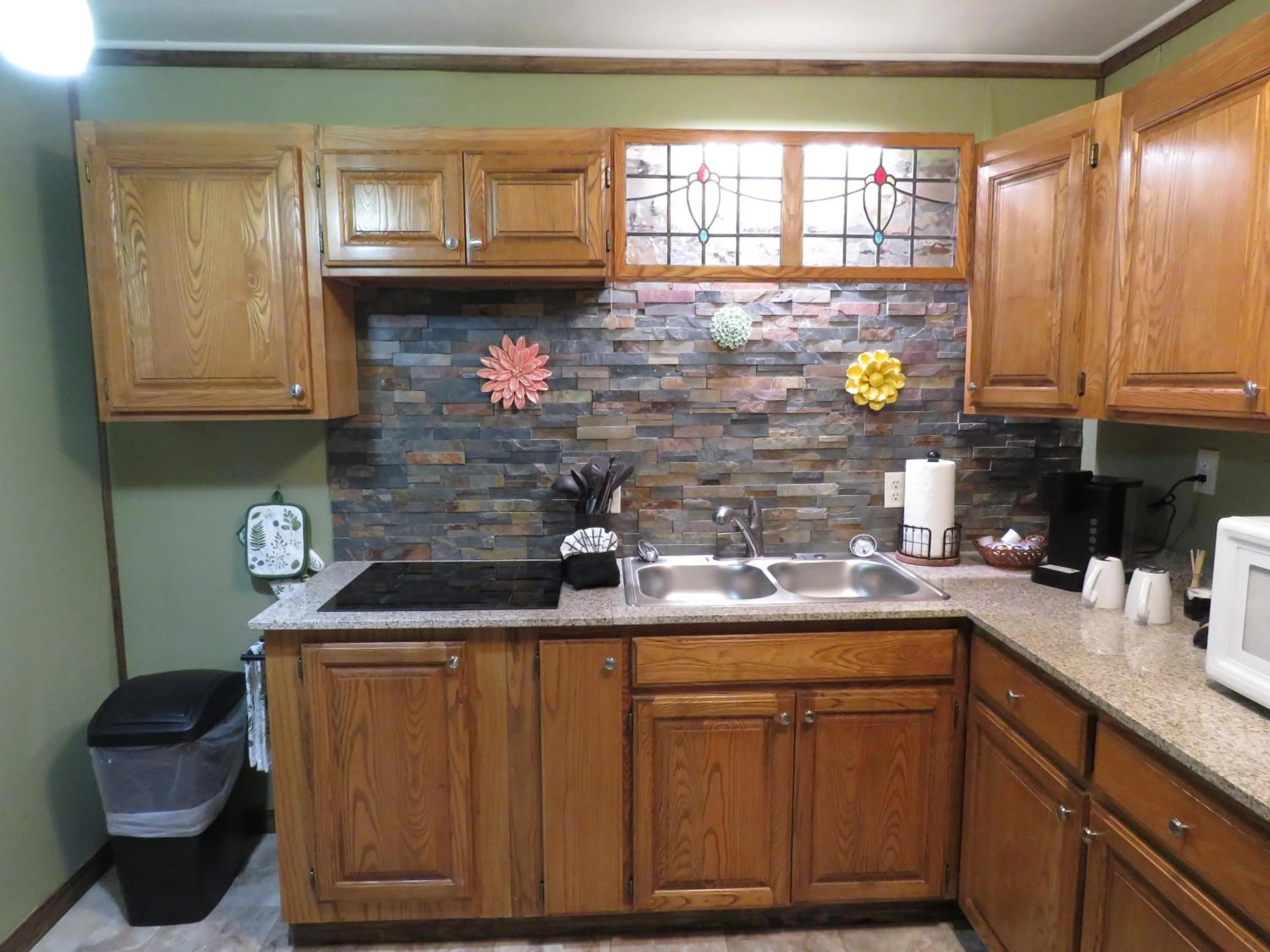 Coffee/tea facilities in Tall Pines Inn