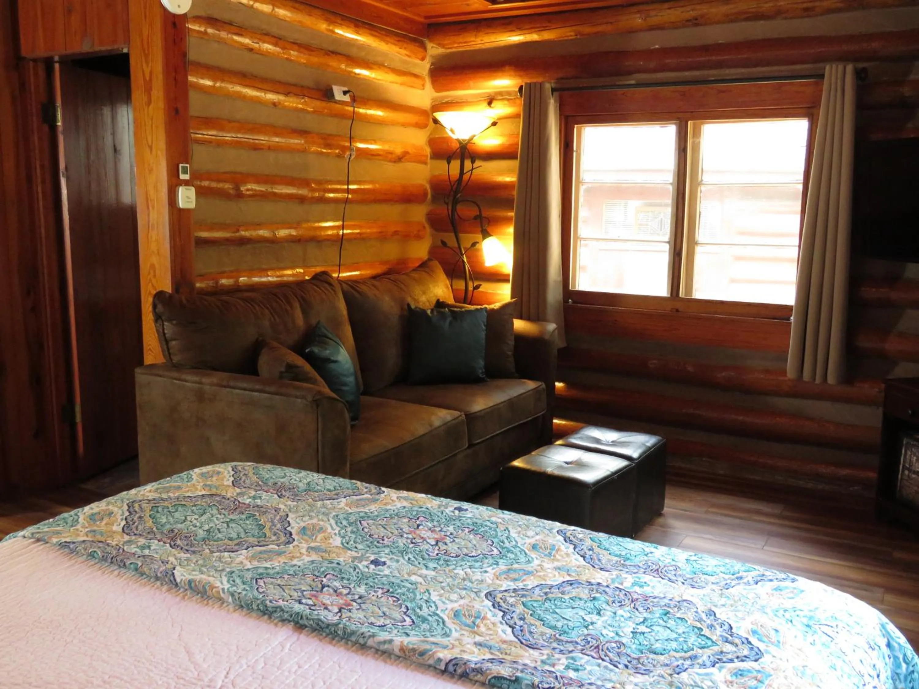 Living room in Tall Pines Inn