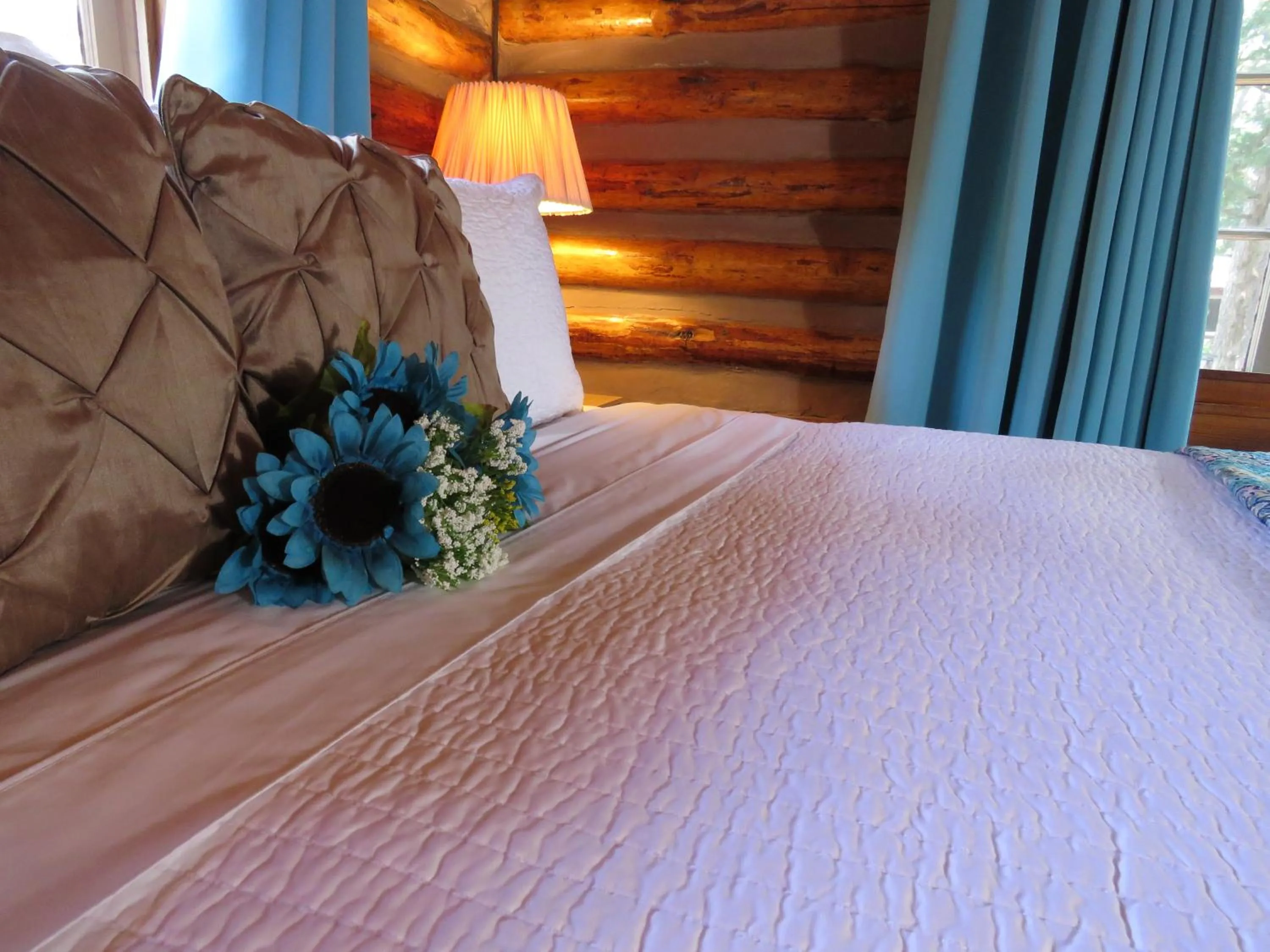 Bed in Tall Pines Inn