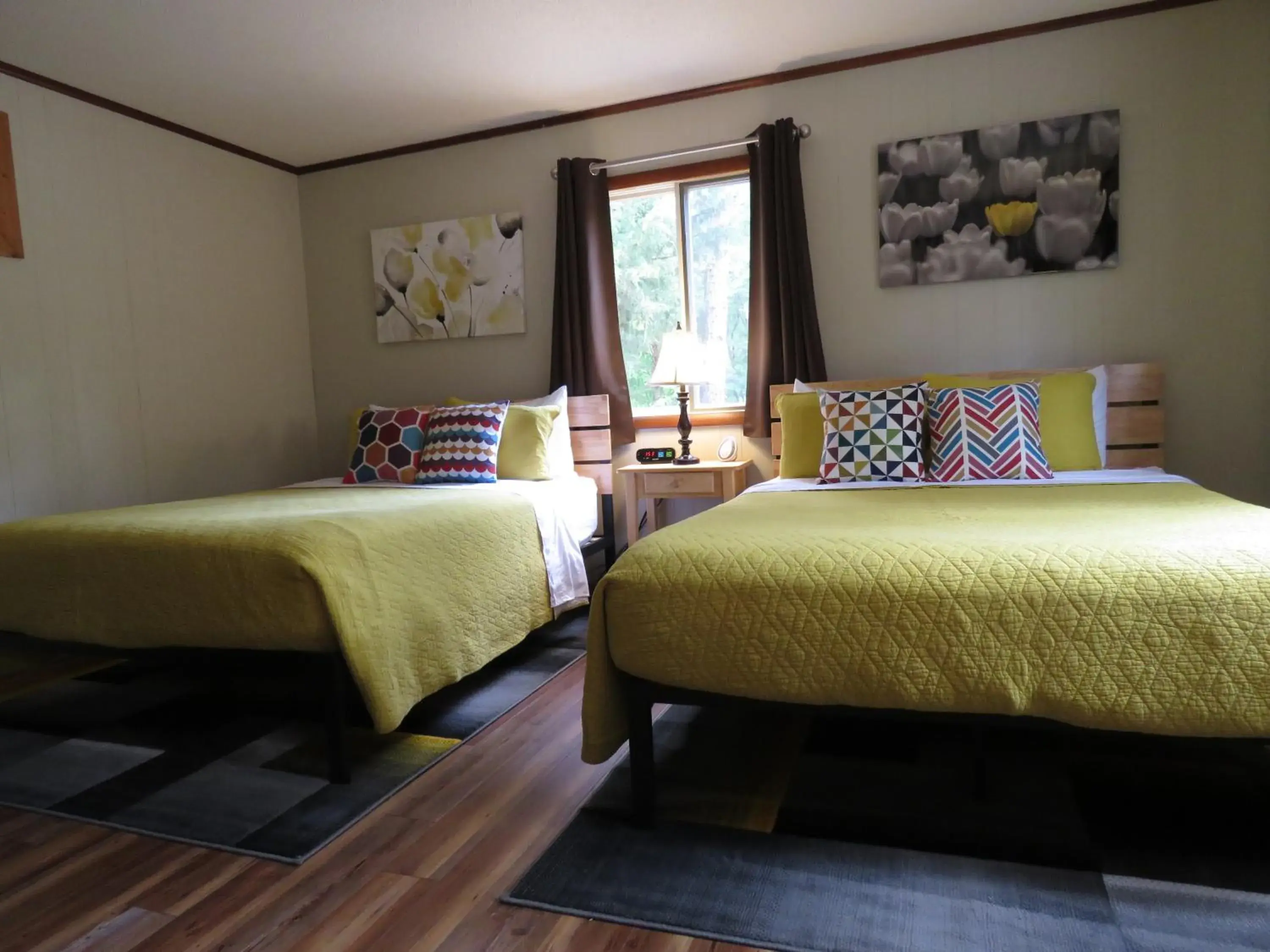Family Room with Bathroom in Tall Pines Inn Family Room with Bathroom in Tall Pines Inn