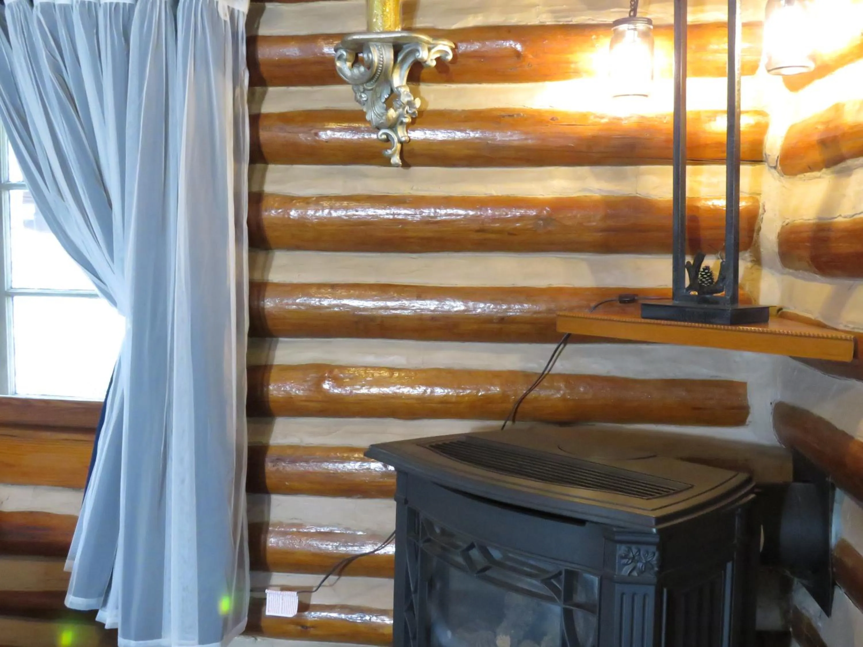 Decorative detail in Tall Pines Inn