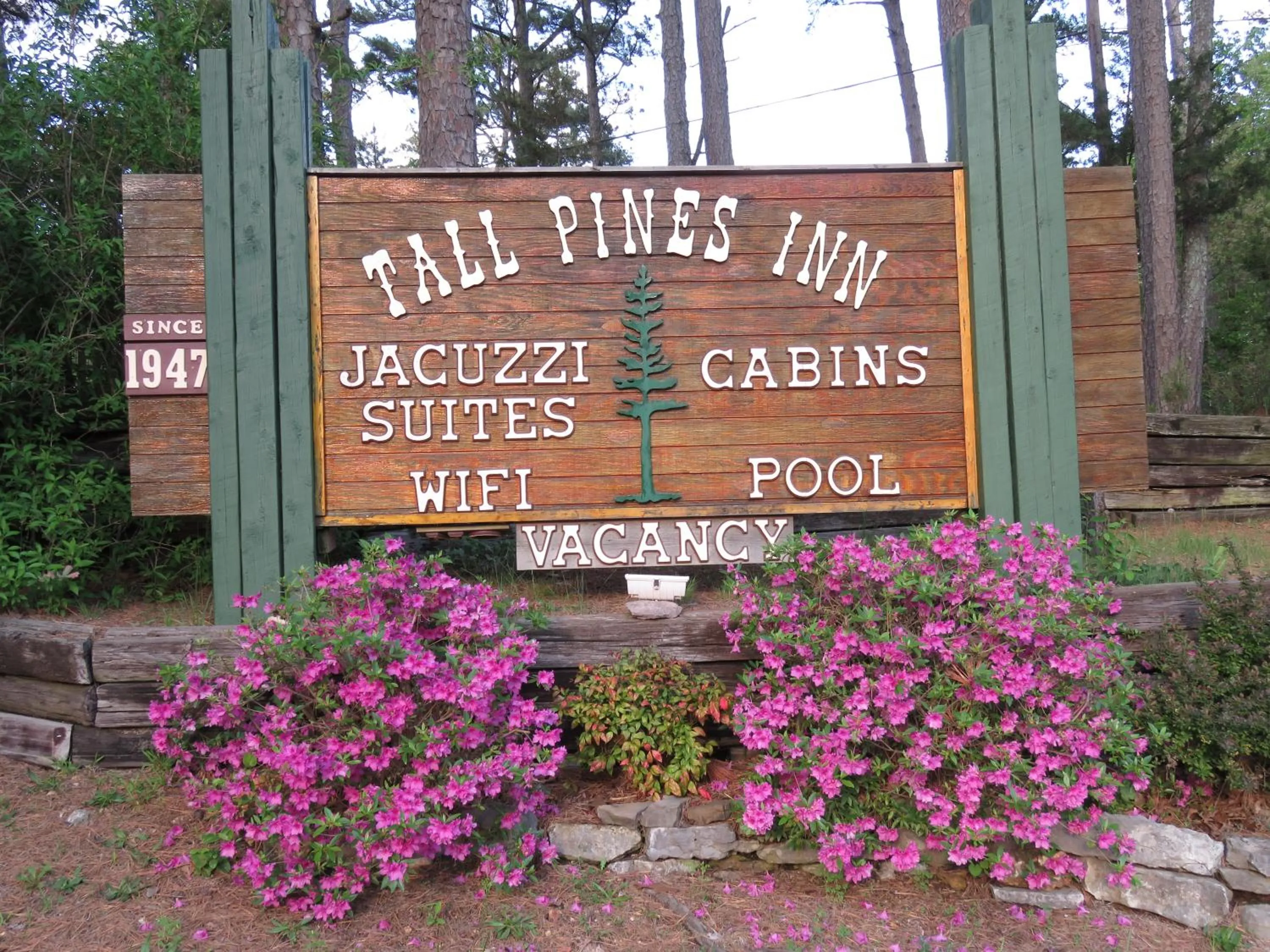 Facade/entrance in Tall Pines Inn