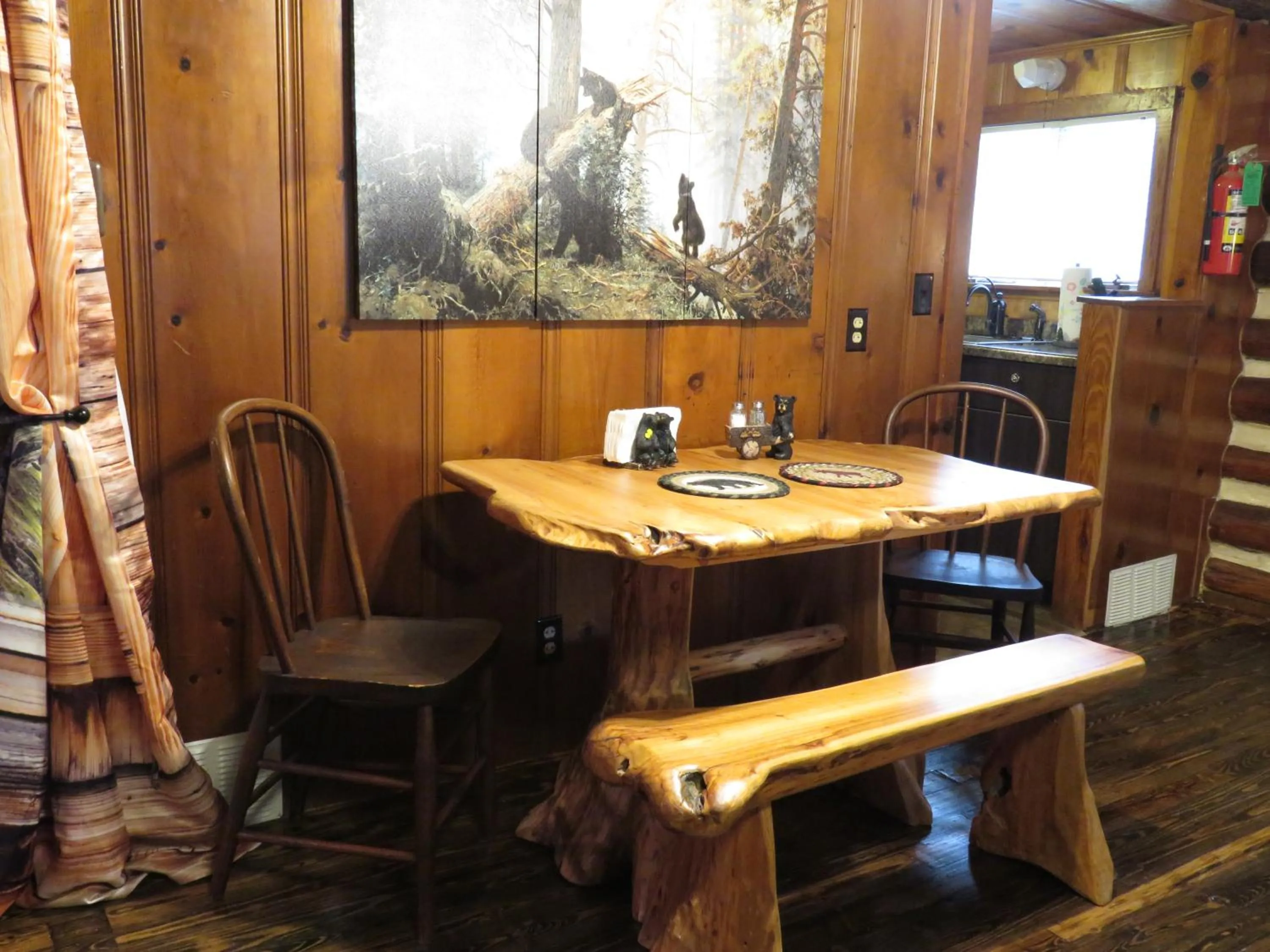 Dining area in Tall Pines Inn