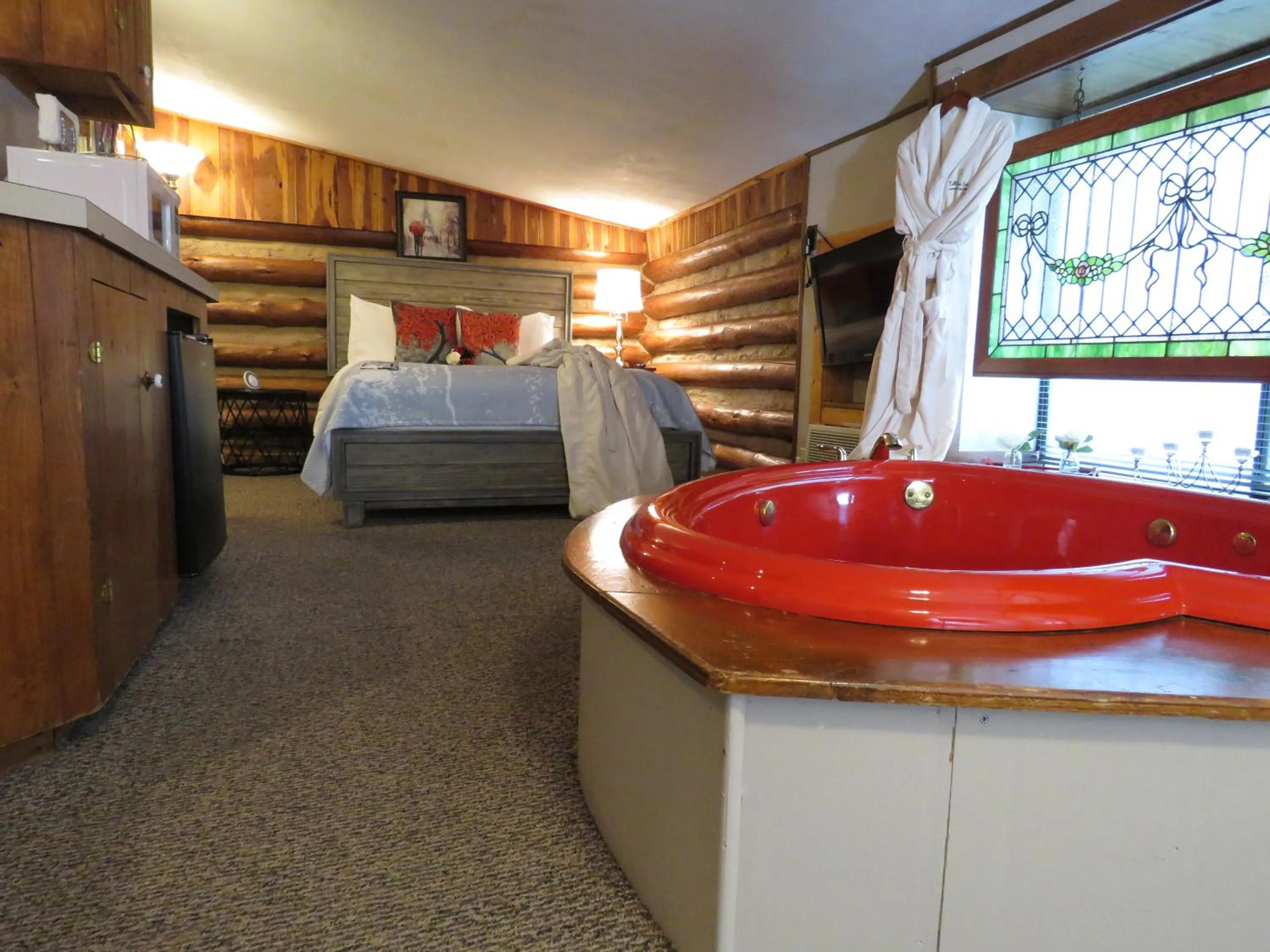 Photo of the whole room in Tall Pines Inn