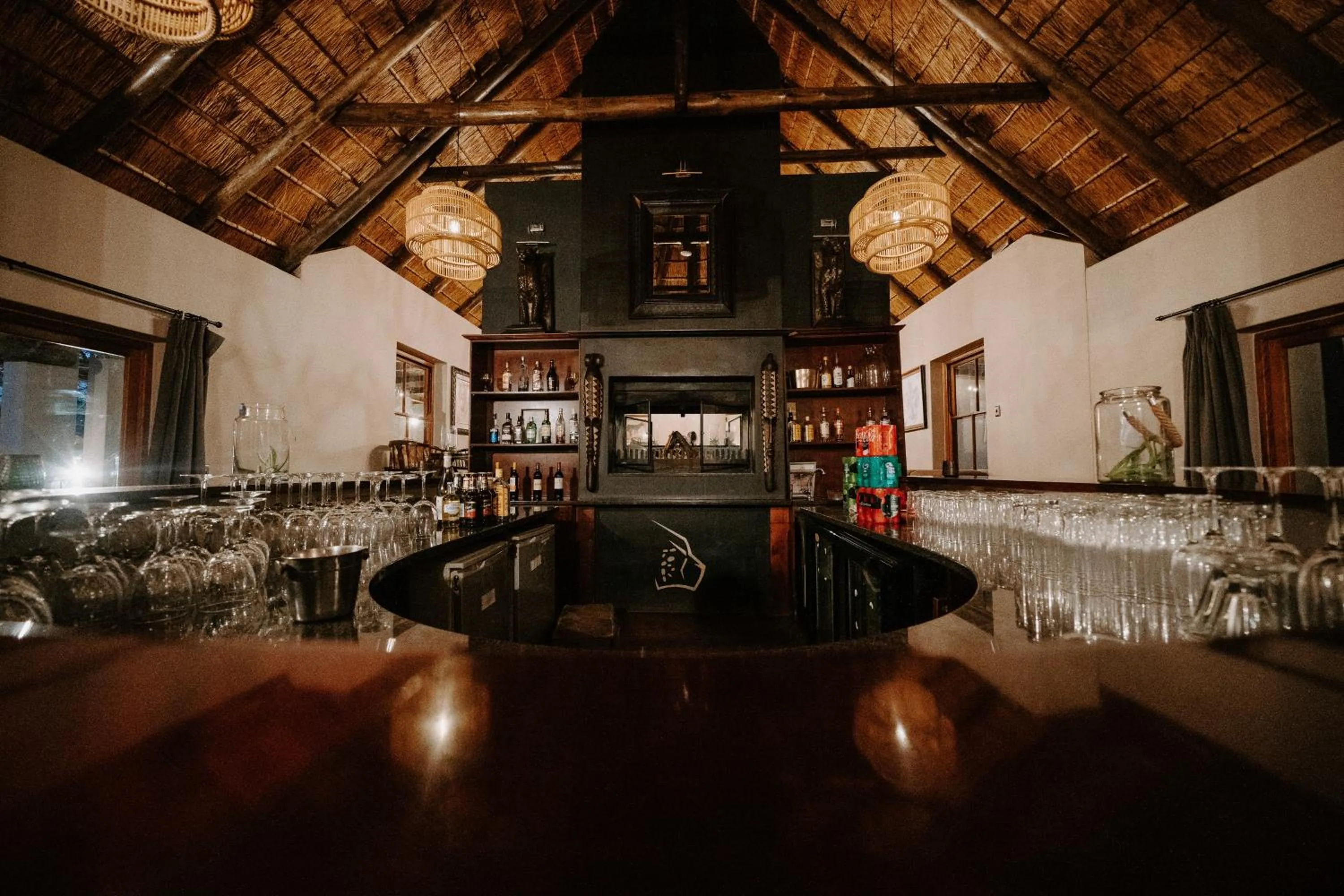 Lounge or bar in Hlosi Game Lodge - Amakhala Game Reserve