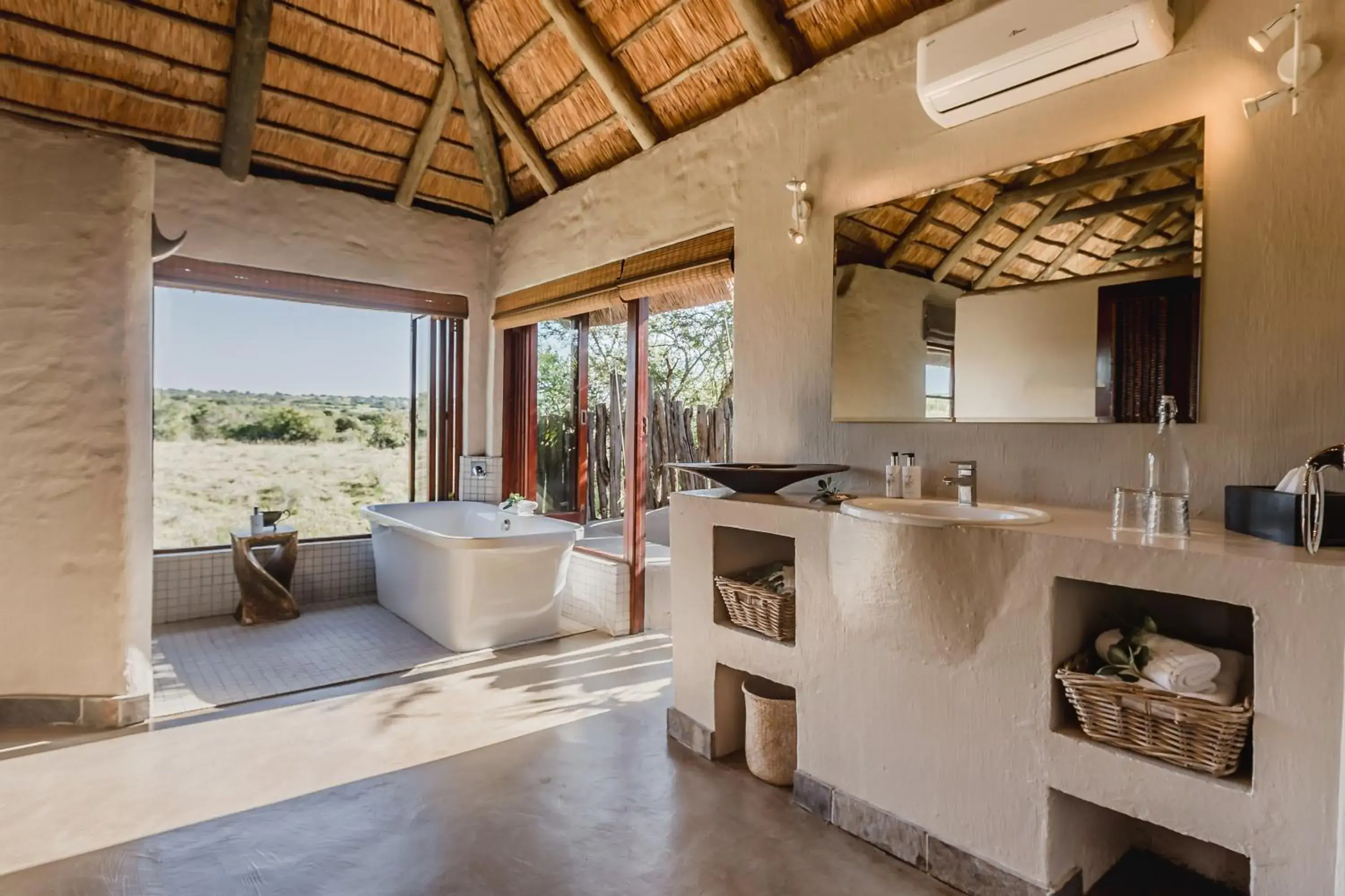 Luxury King or Twin Suite in Hlosi Game Lodge - Amakhala Game Reserve Luxury King or Twin Suite in Hlosi Game Lodge - Amakhala Game Reserve