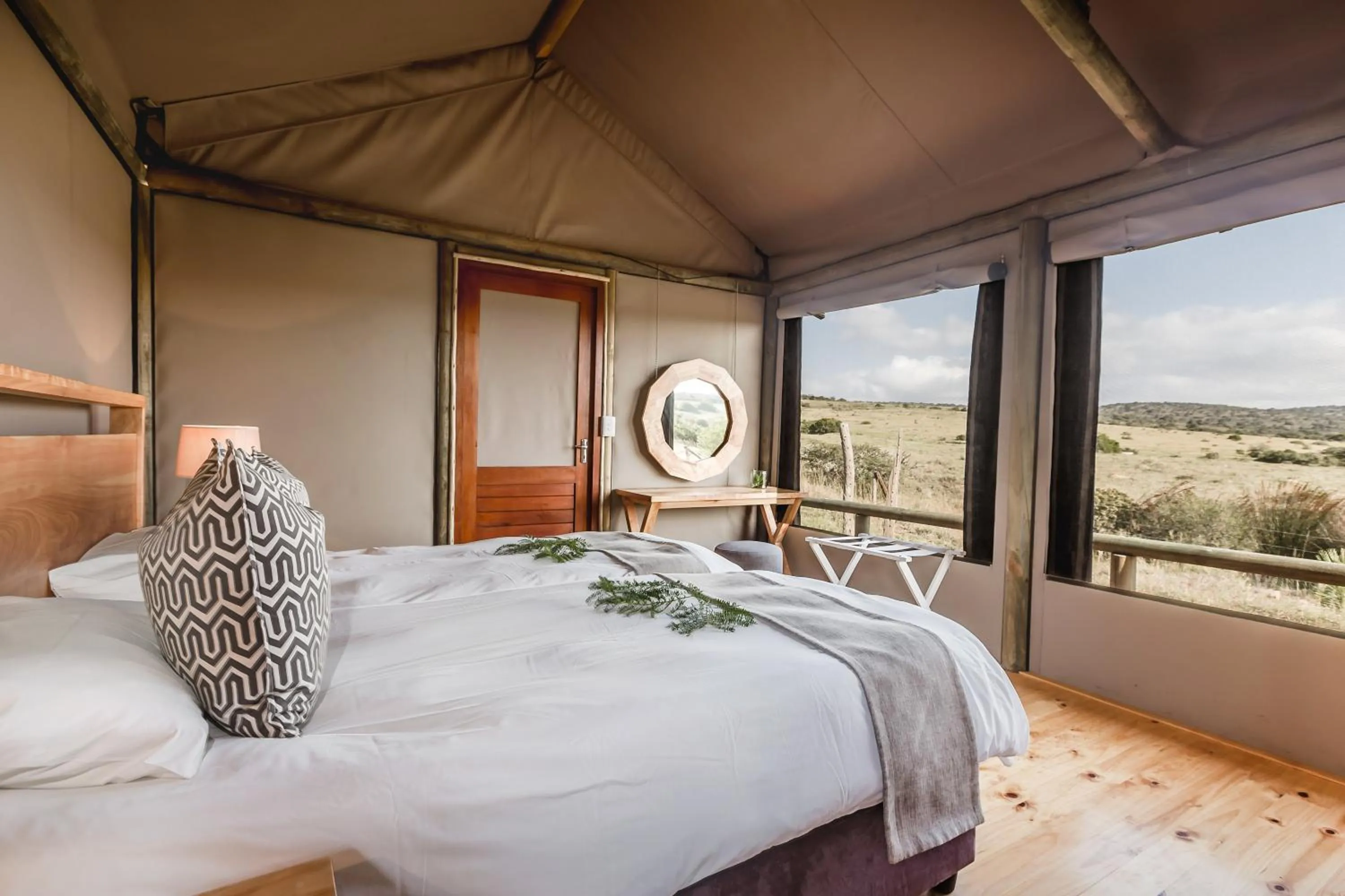 Photo of the whole room, Bed in Hlosi Game Lodge - Amakhala Game Reserve