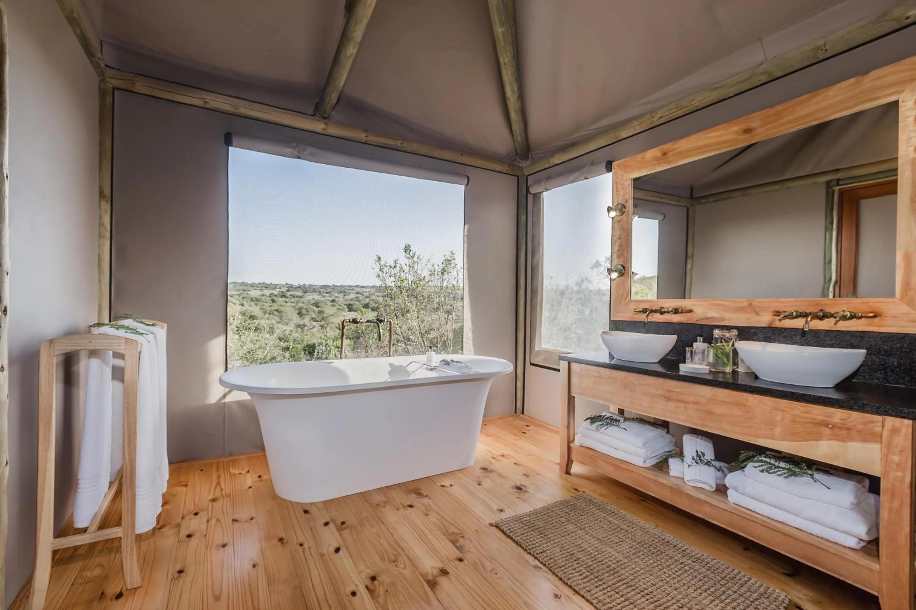 Bathroom in Hlosi Game Lodge - Amakhala Game Reserve