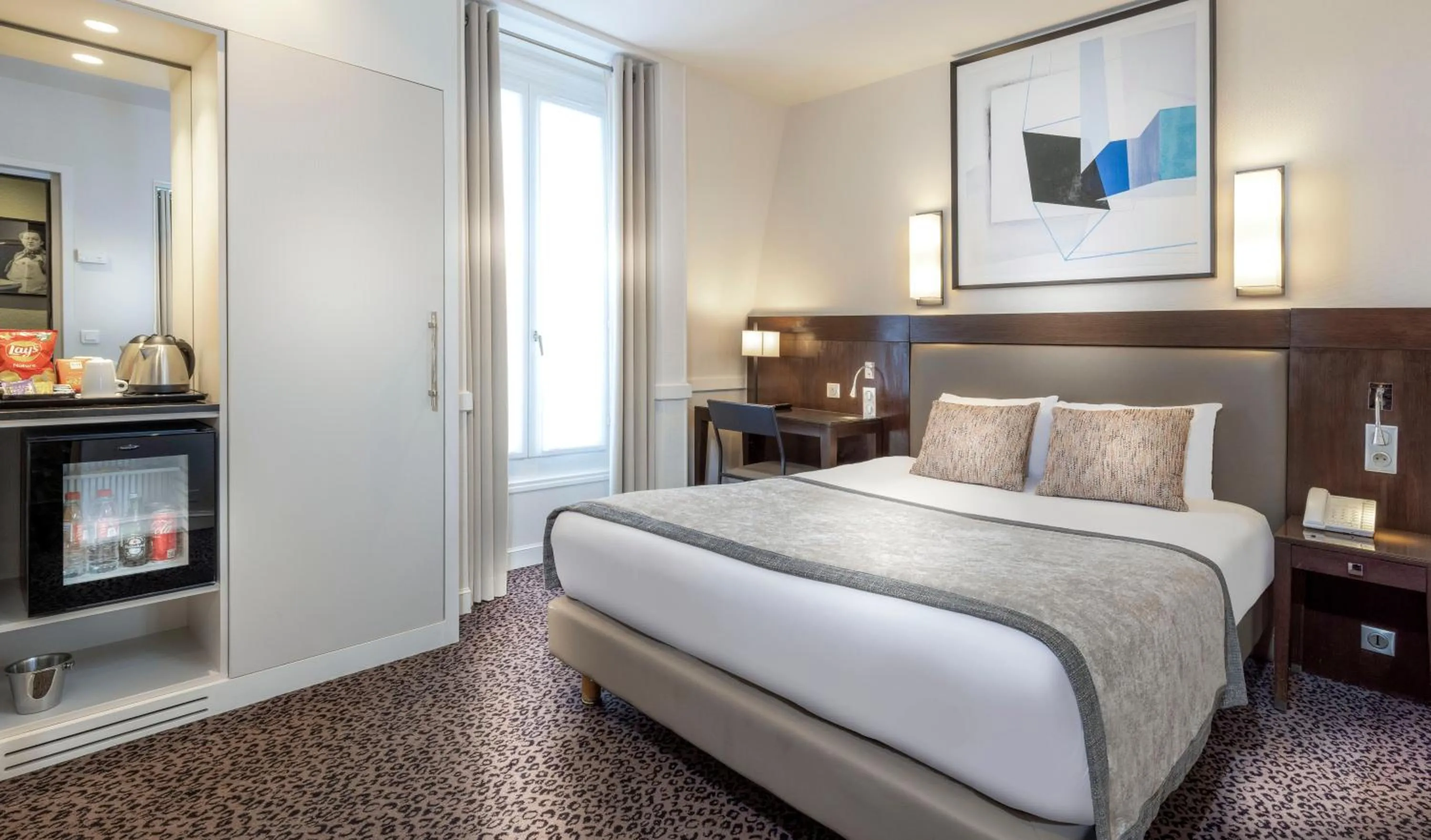 Photo of the whole room, Bed in Elysées Ceramic