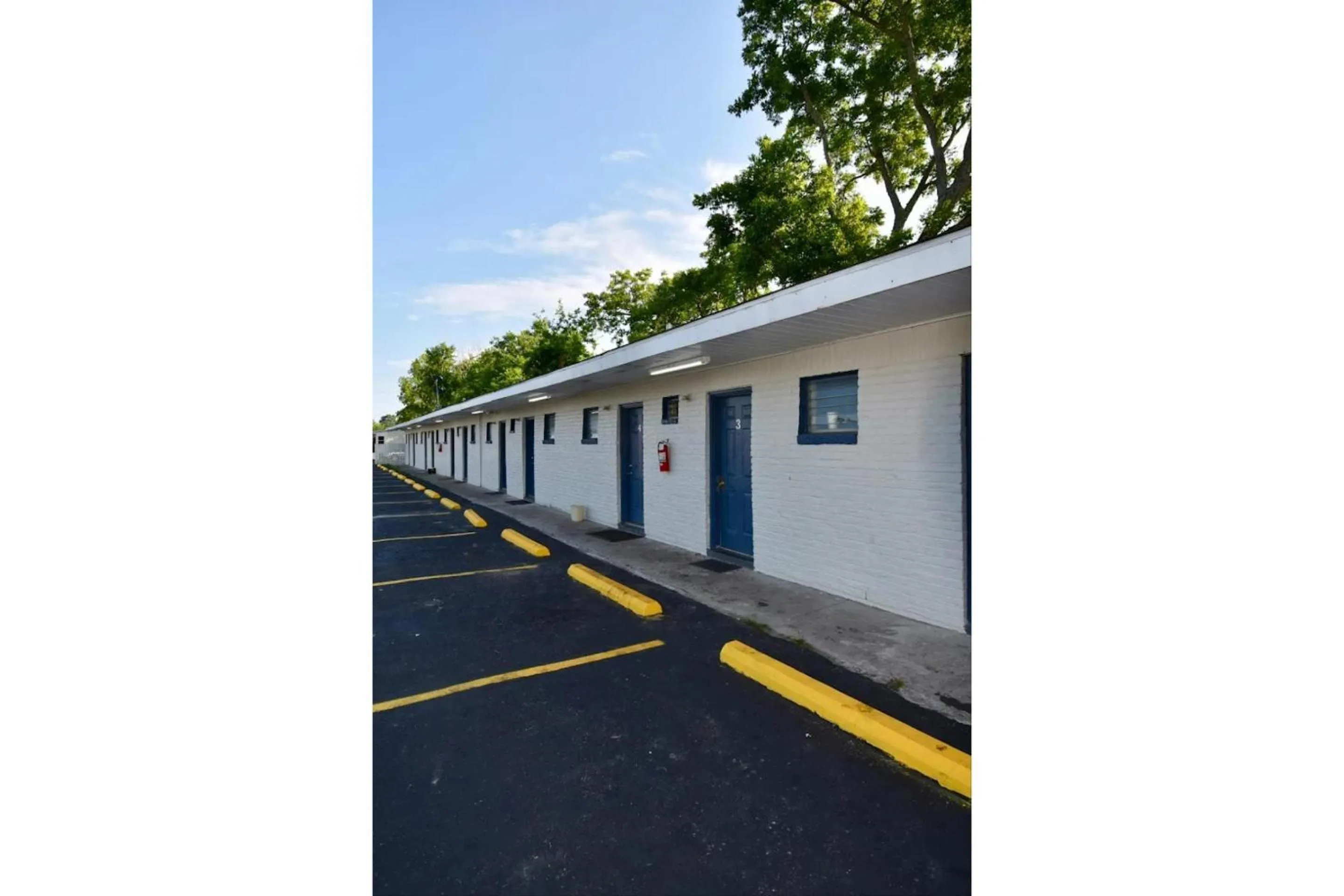 Parking in Motel 19 By Capital O Baytown I-10