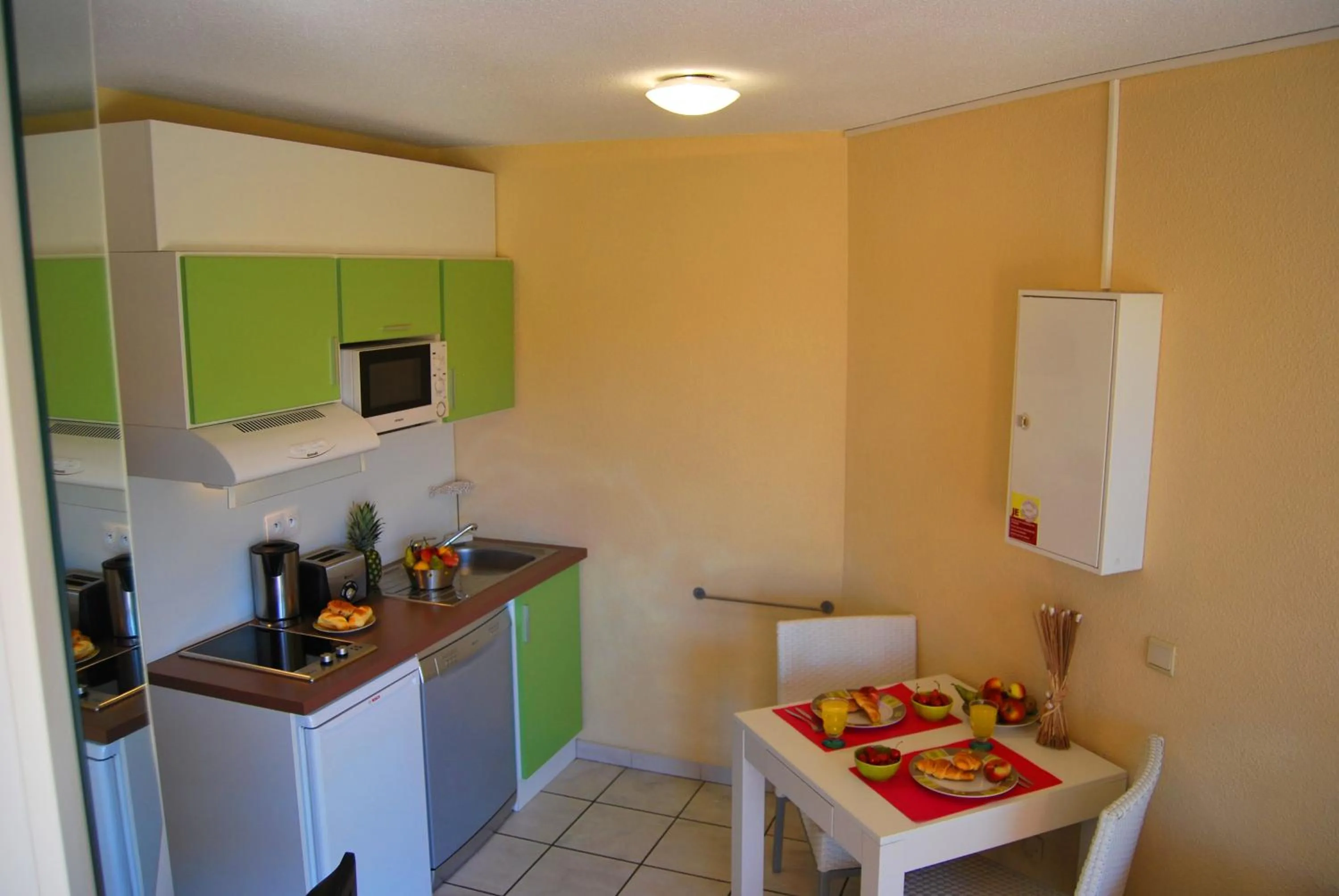 Kitchen or kitchenette in Lagrange Grand Bleu Vacances – Résidence Les Jardins de Neptune